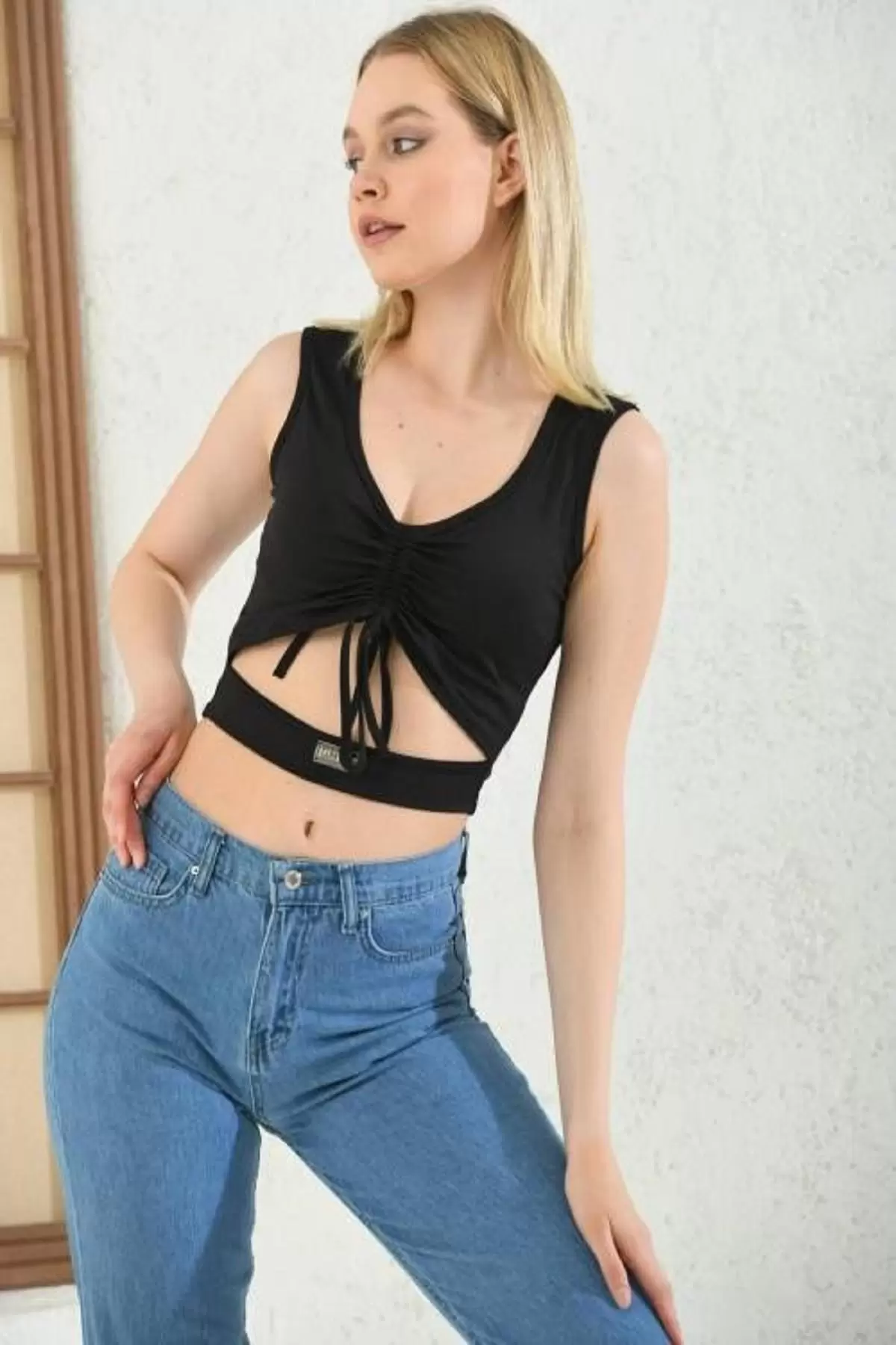 Askılı Önden Bağcıklı Siyah Kadın Crop Bluz