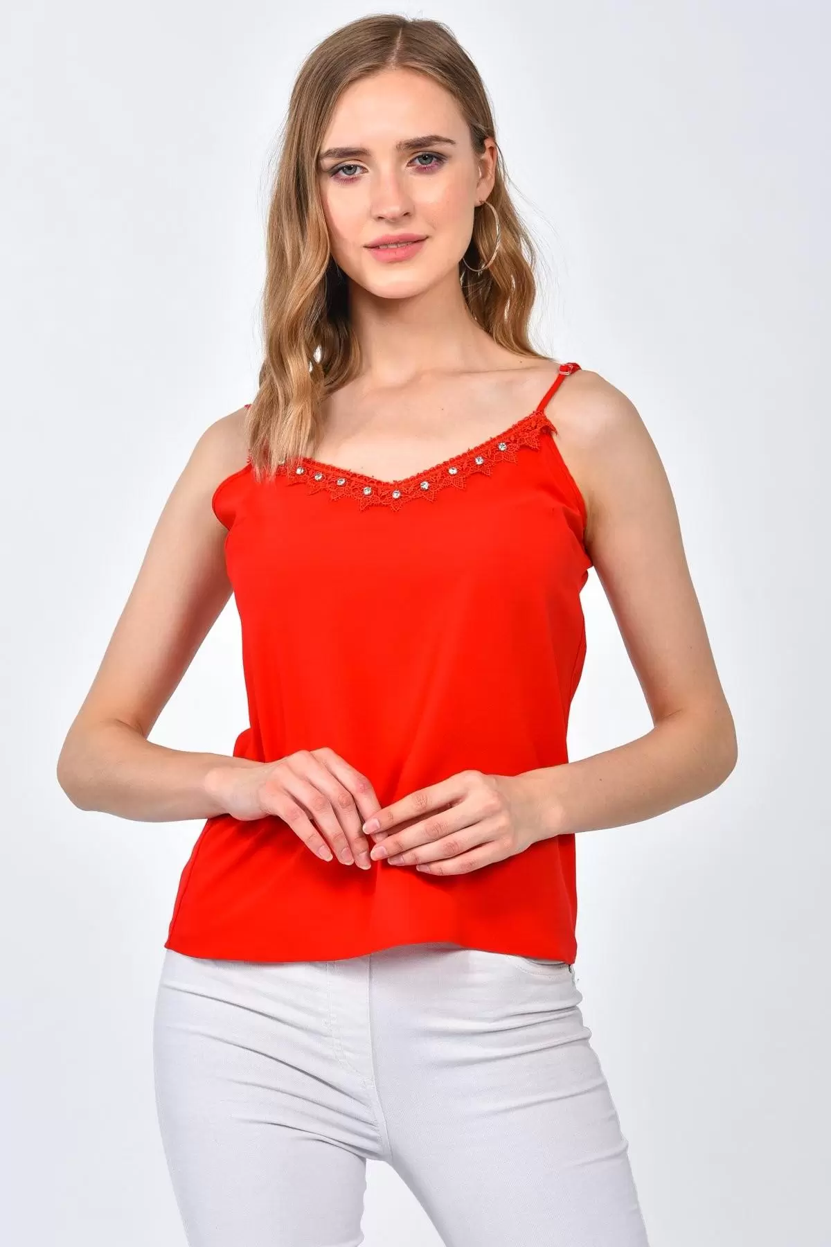 Askılı Taş ve Dantel Detaylı Kırmızı Kadın Tişört
