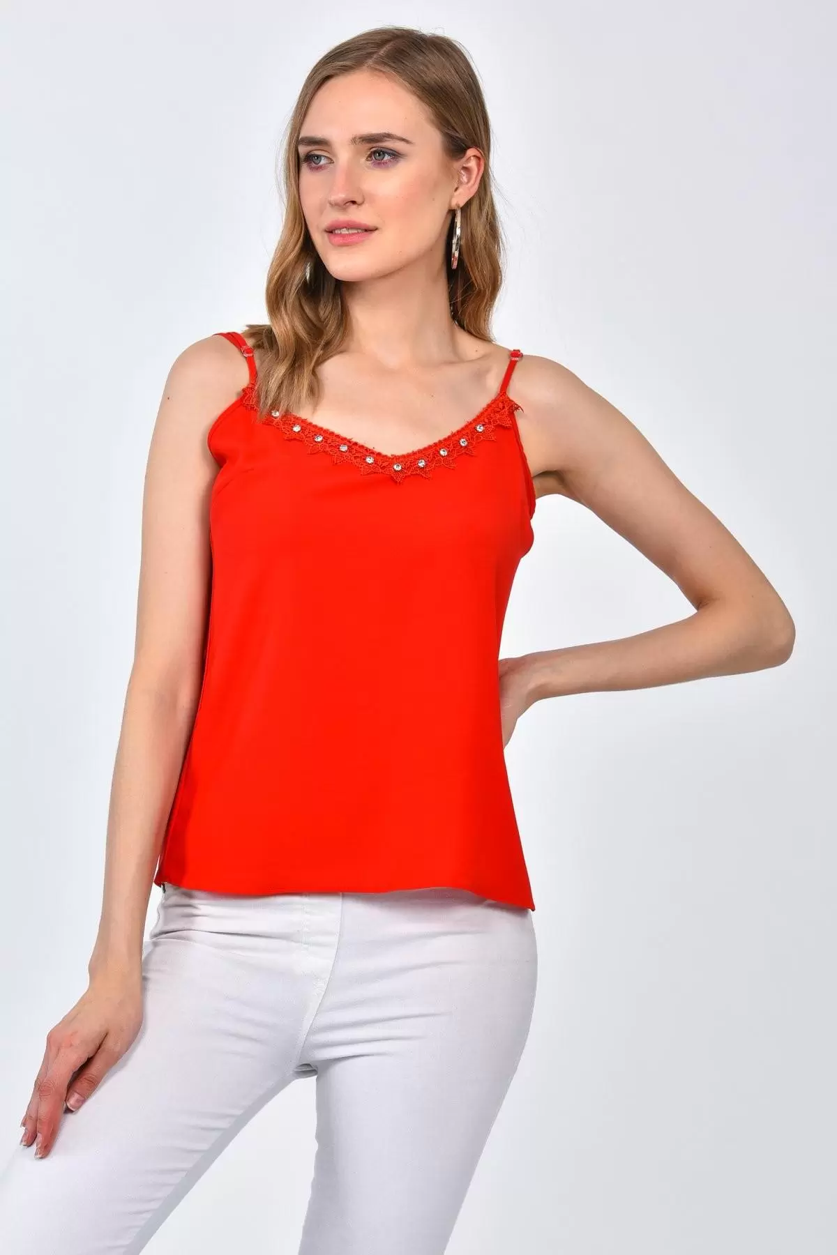 Askılı Taş ve Dantel Detaylı Kırmızı Kadın Tişört