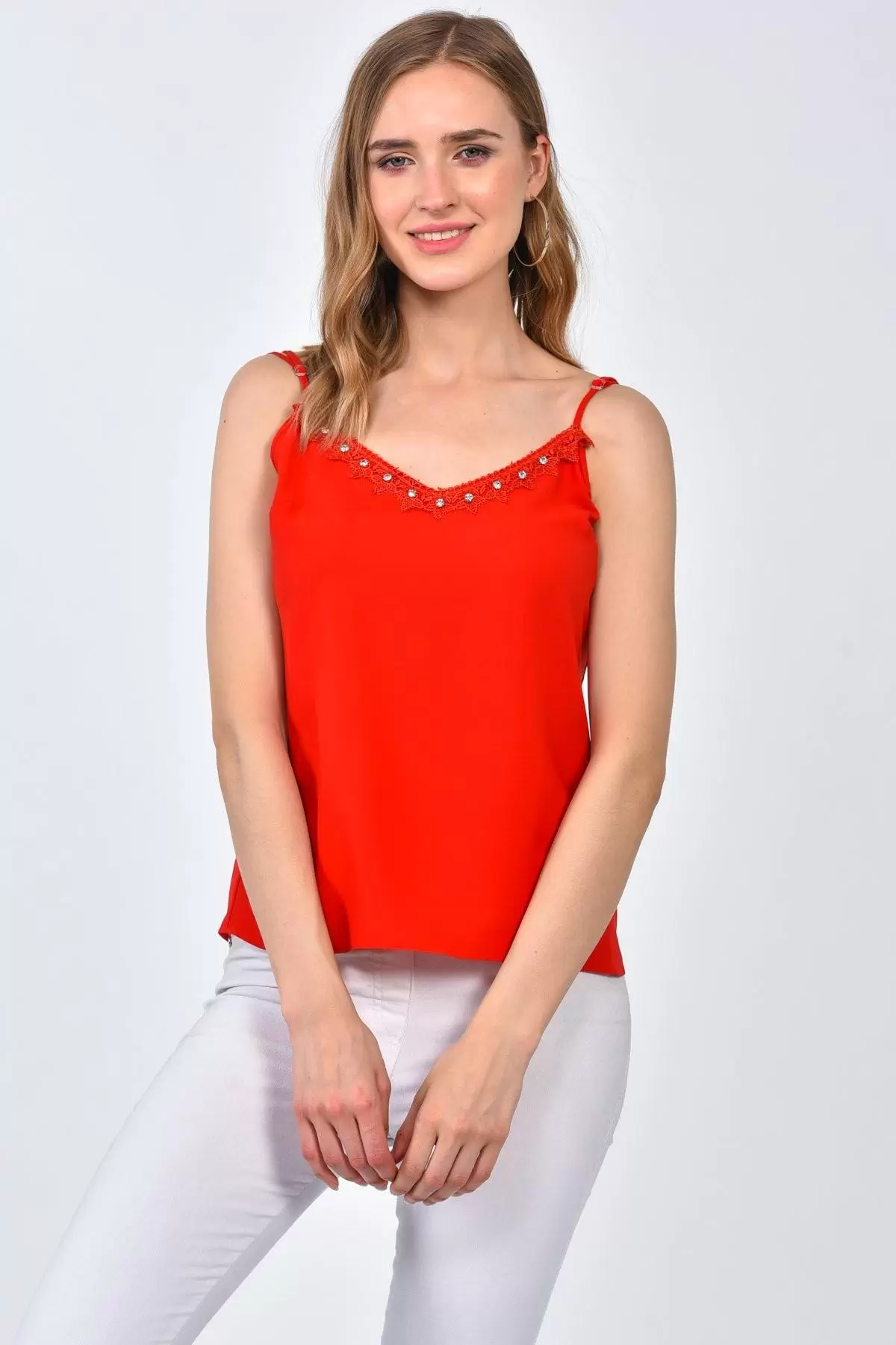 Askılı Taş ve Dantel Detaylı Kırmızı Kadın Tişört