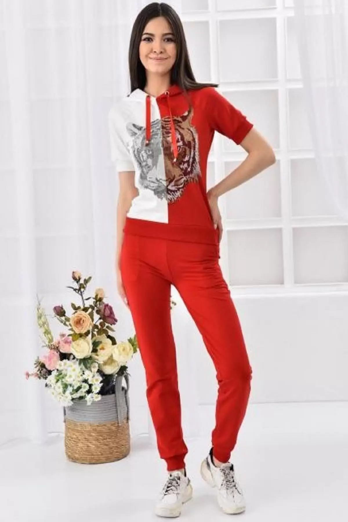 Bağcıklı ve Kapüşonlu Taş Dizinli Kaplan Desenli Kısa Kollu Kırmızı-Beyaz Kadın Eşofman Takım