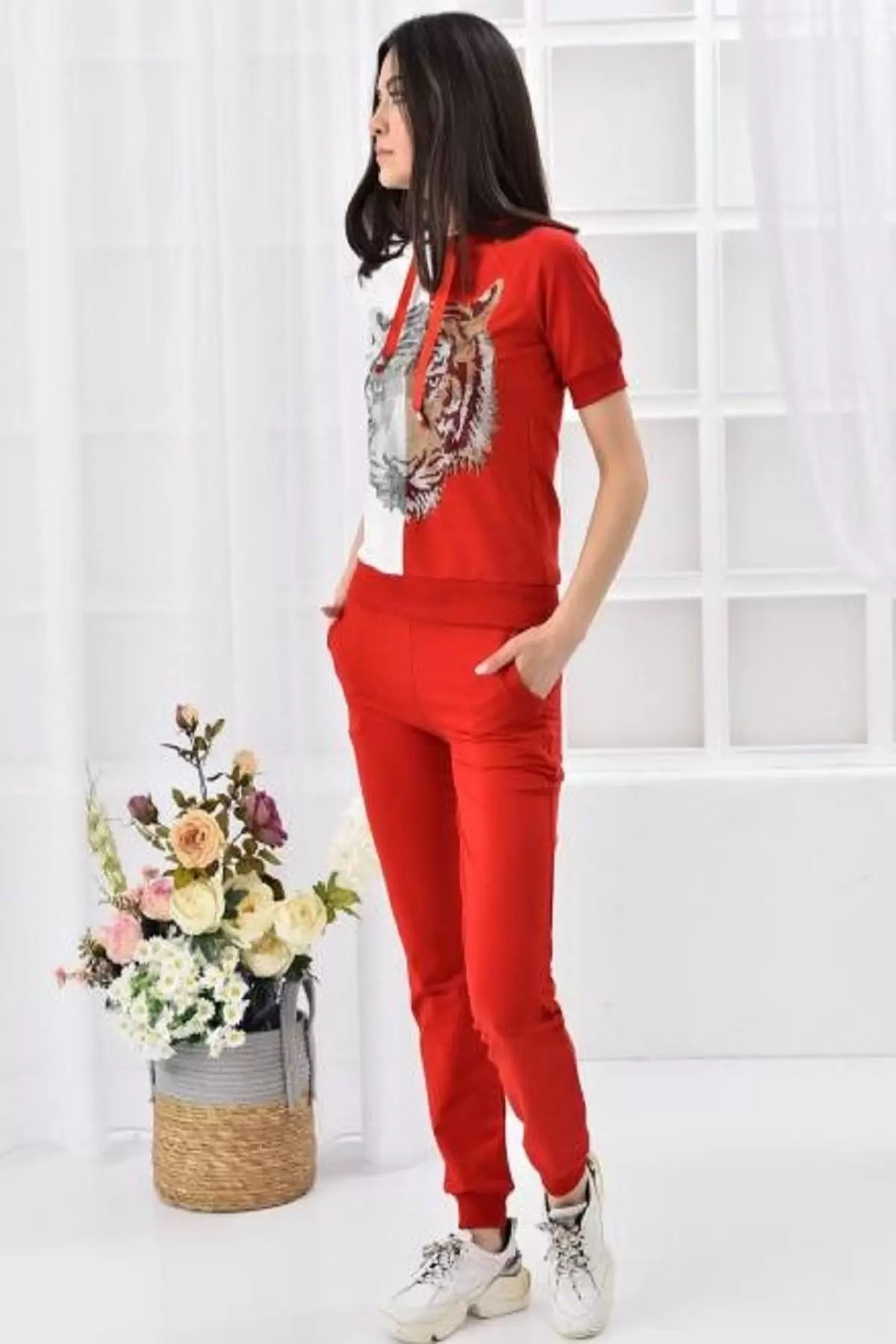 Bağcıklı ve Kapüşonlu Taş Dizinli Kaplan Desenli Kısa Kollu Kırmızı-Beyaz Kadın Eşofman Takım