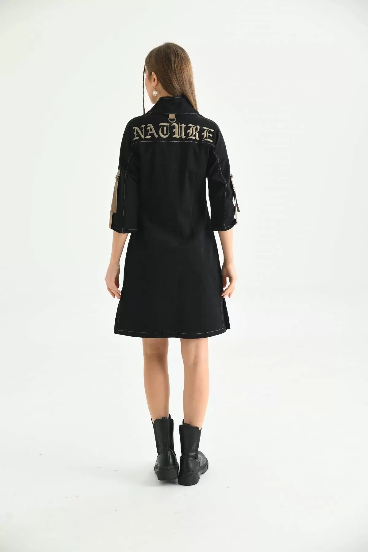 Balıkçı Yaka Yırtmaçlı Cepli ve Nakışlı Siyah Kadın Elbise