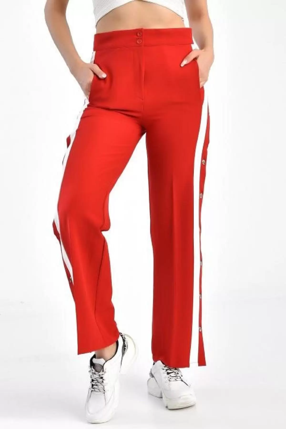 Beyaz Şeritli ve Çıtçıtlı Kırmızı Salaş Kadın Pantolon
