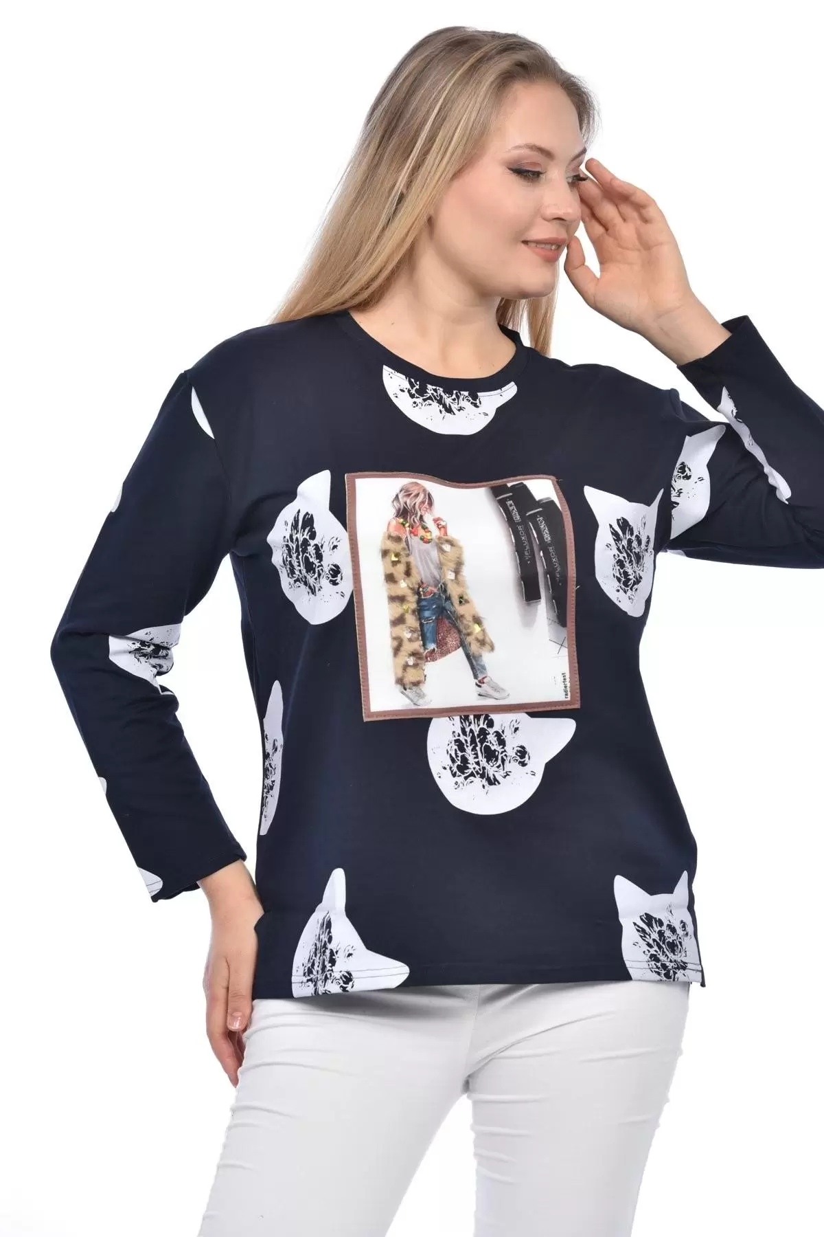 Bisiklet Yaka Aplike ve Kedi Baskılı Lacivert Kadın Tişört