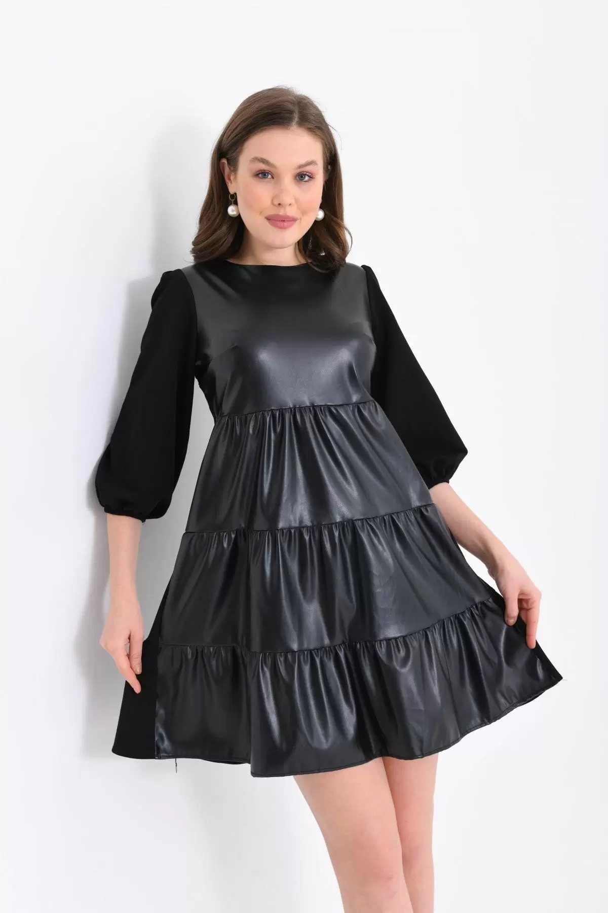 Bisiklet Yaka Sırt Detaylı Siyah Deri Elbise