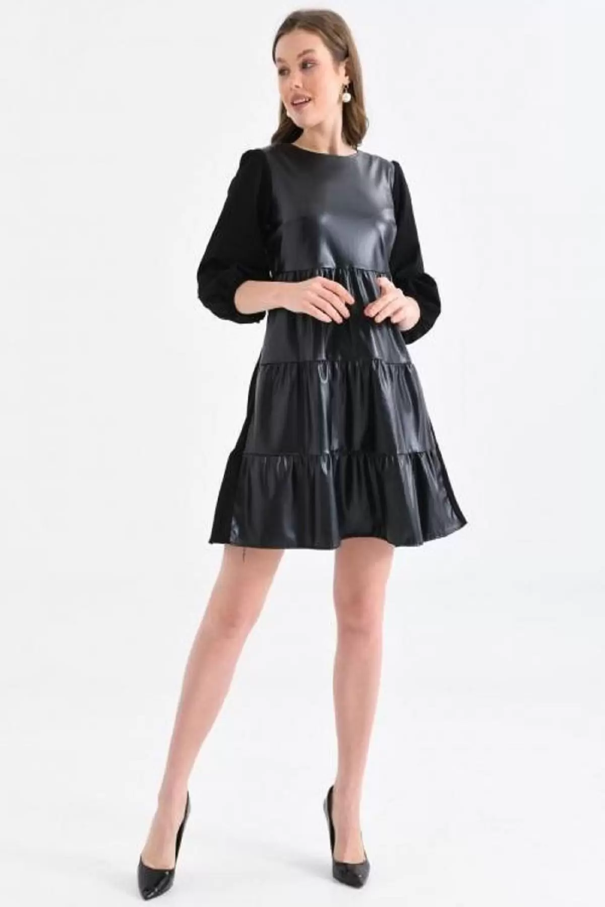 Bisiklet Yaka Sırt Detaylı Siyah Deri Elbise
