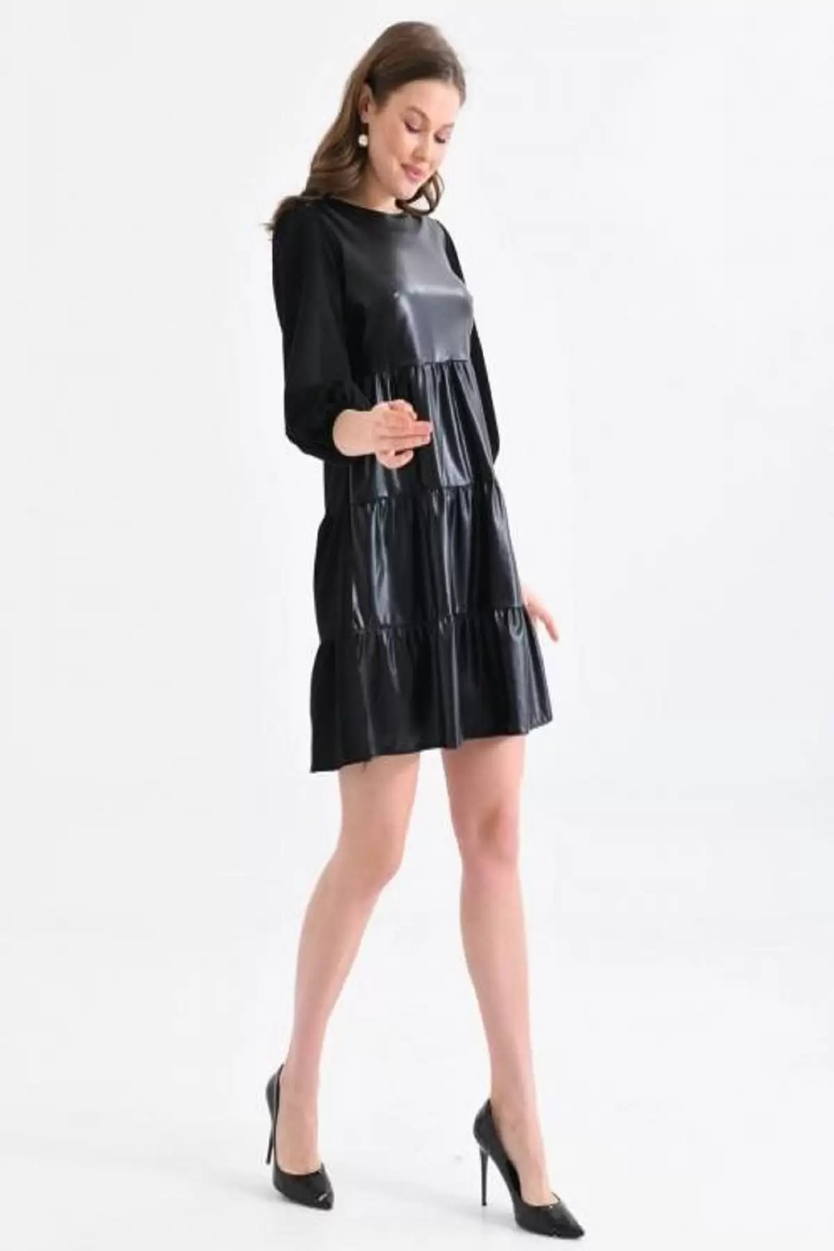 Bisiklet Yaka Sırt Detaylı Siyah Deri Elbise