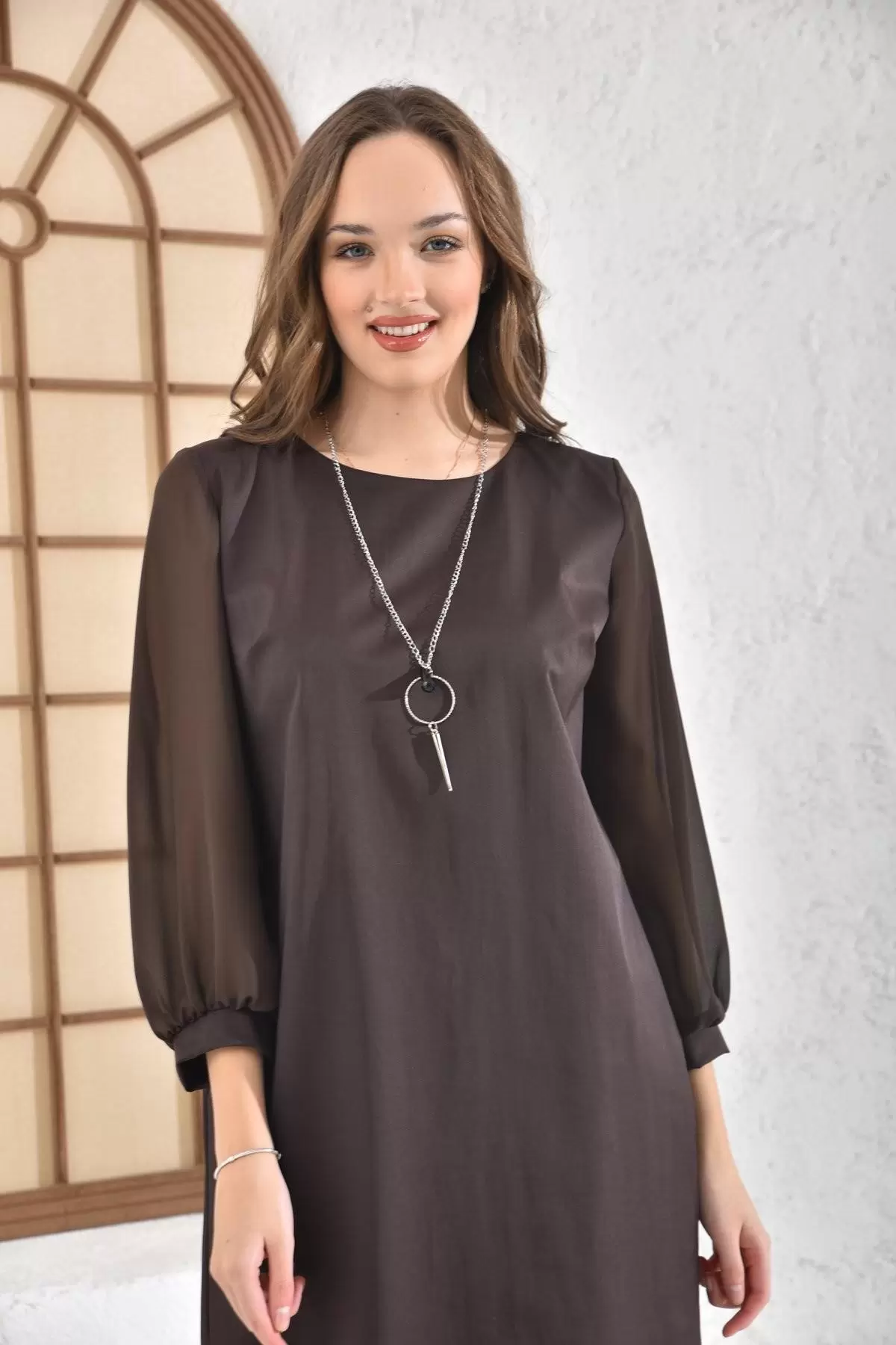 Bisiklet Yaka Takı ve Tül Detaylı Kahverengi Kadın Elbise