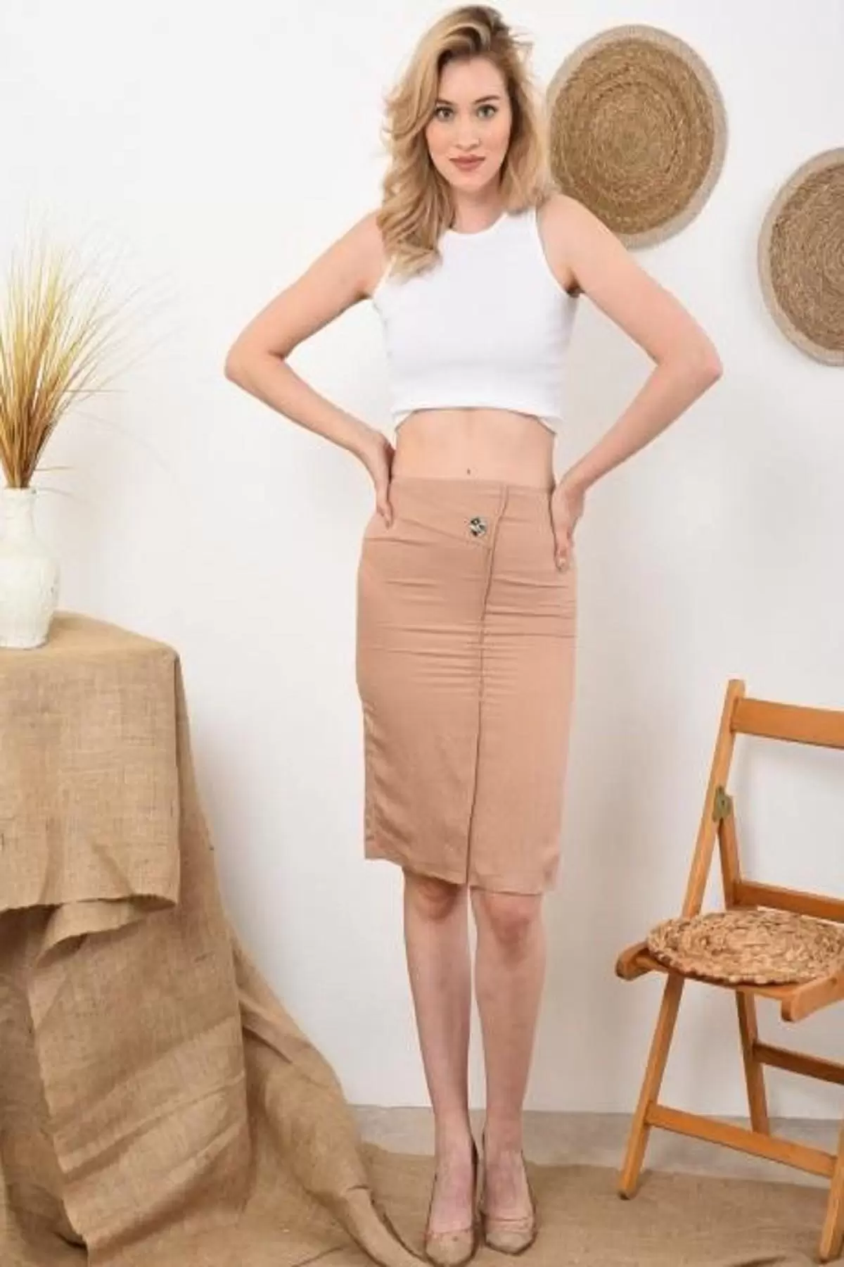 Düğmeli ve Asimetrik Kesimli Fermuarlı Bej Kadın Etek