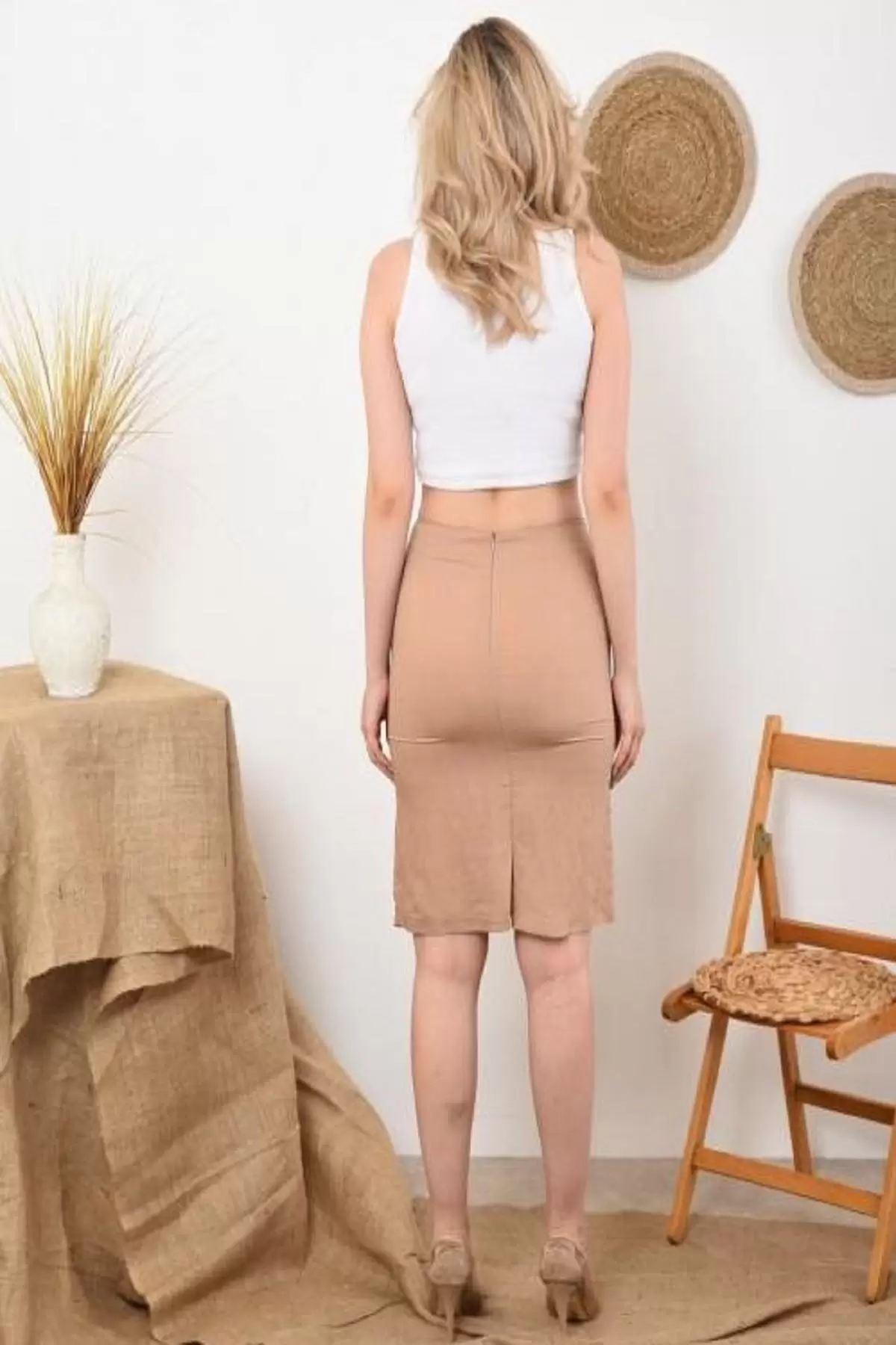 Düğmeli ve Asimetrik Kesimli Fermuarlı Bej Kadın Etek