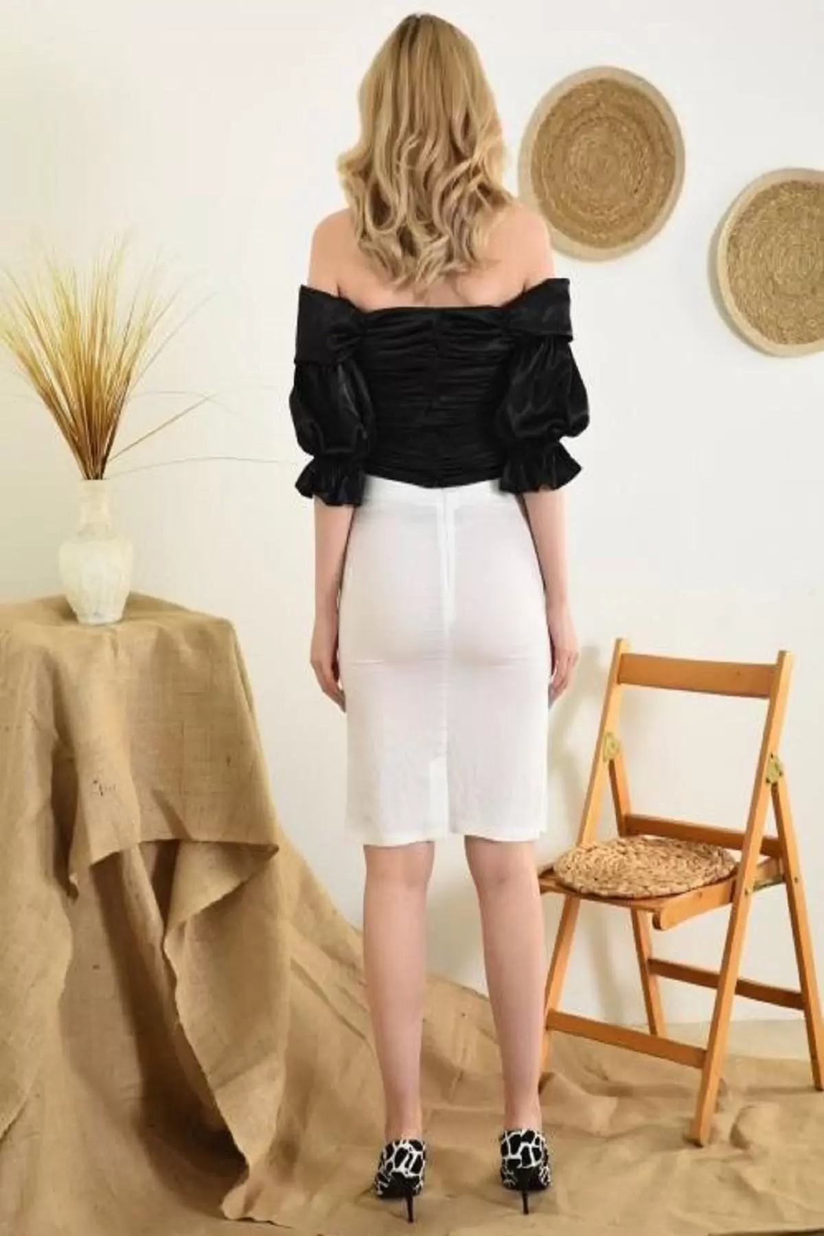 Düğmeli ve Asimetrik Kesimli Fermuarlı Beyaz Kadın Etek