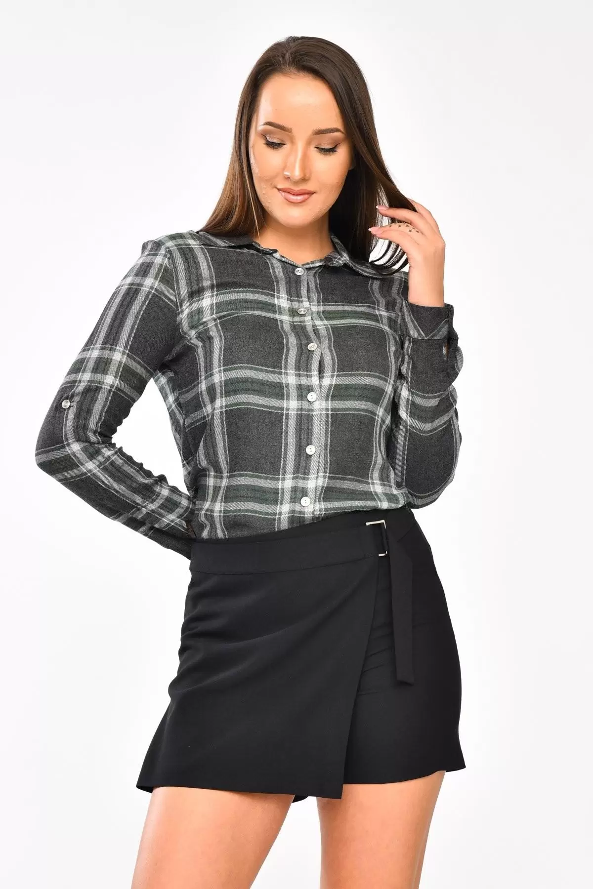 Haki Çizgili Gri Gömlek ve Siyah Şort Etekli Kadın Elbise