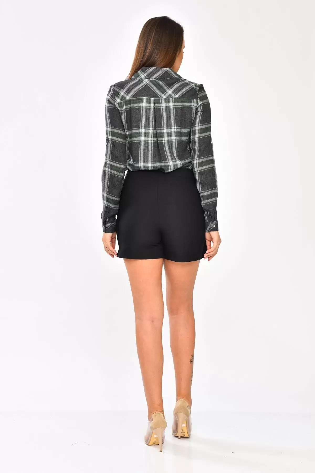 Haki Çizgili Gri Gömlek ve Siyah Şort Etekli Kadın Elbise