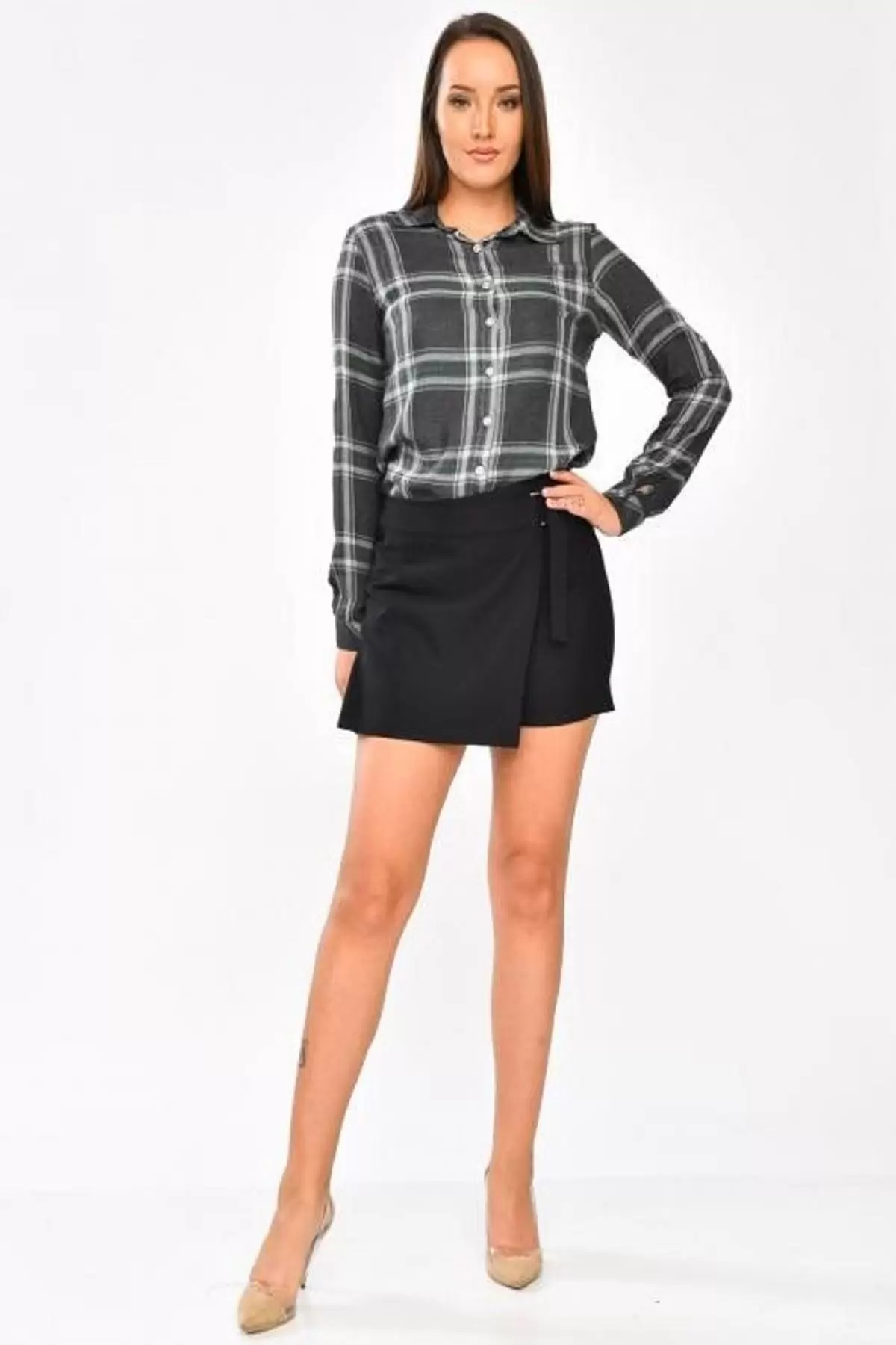 Haki Çizgili Gri Gömlek ve Siyah Şort Etekli Kadın Elbise