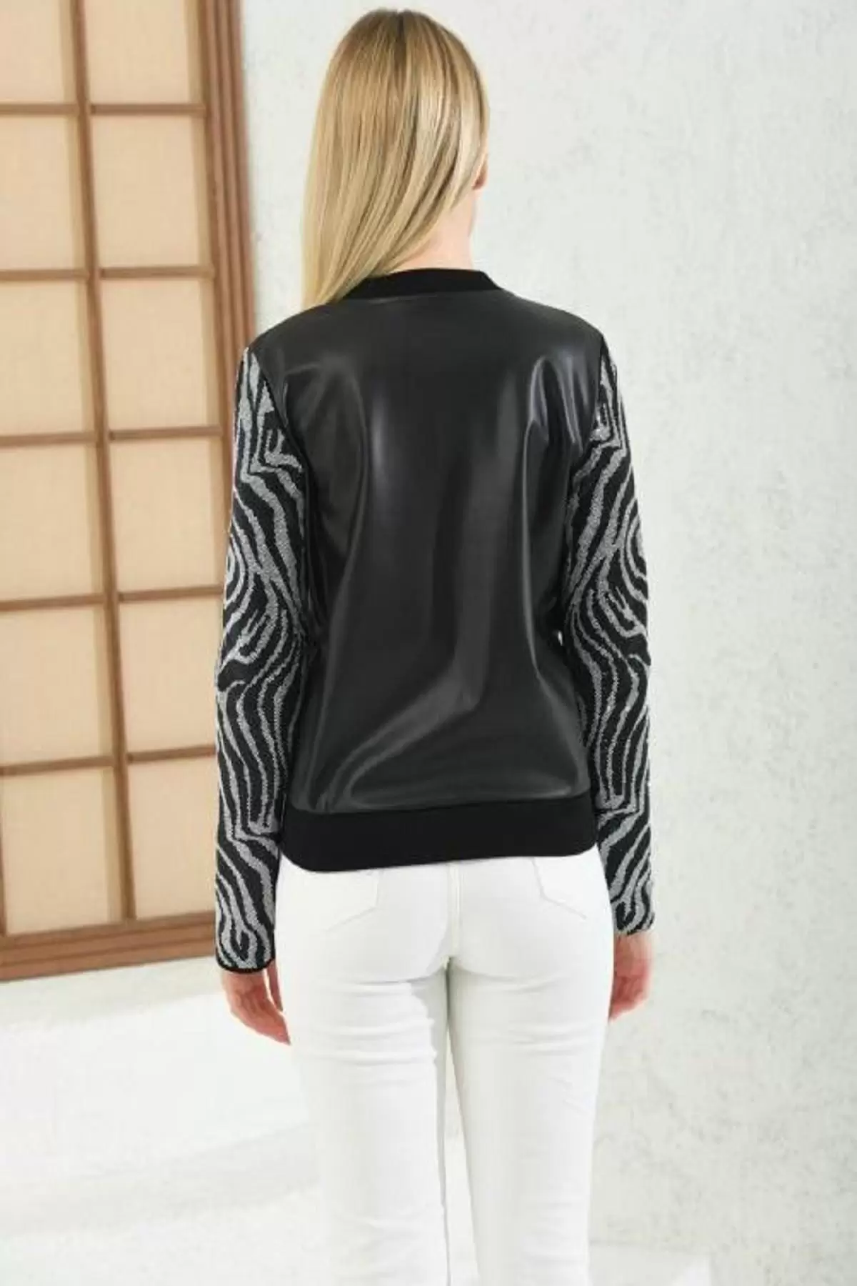 Hakim Yaka Kolları Taşlı Siyah Kadın Deri Mont