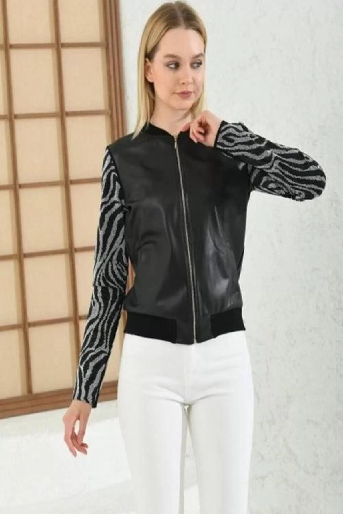 Hakim Yaka Kolları Taşlı Siyah Kadın Deri Mont