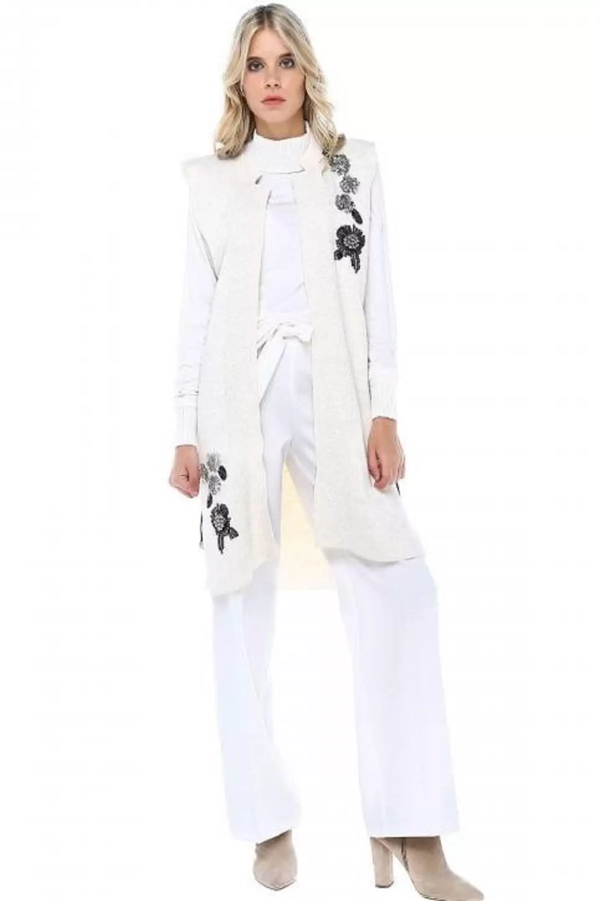 İncili ve Pullu Bej Triko Kadın Yelek