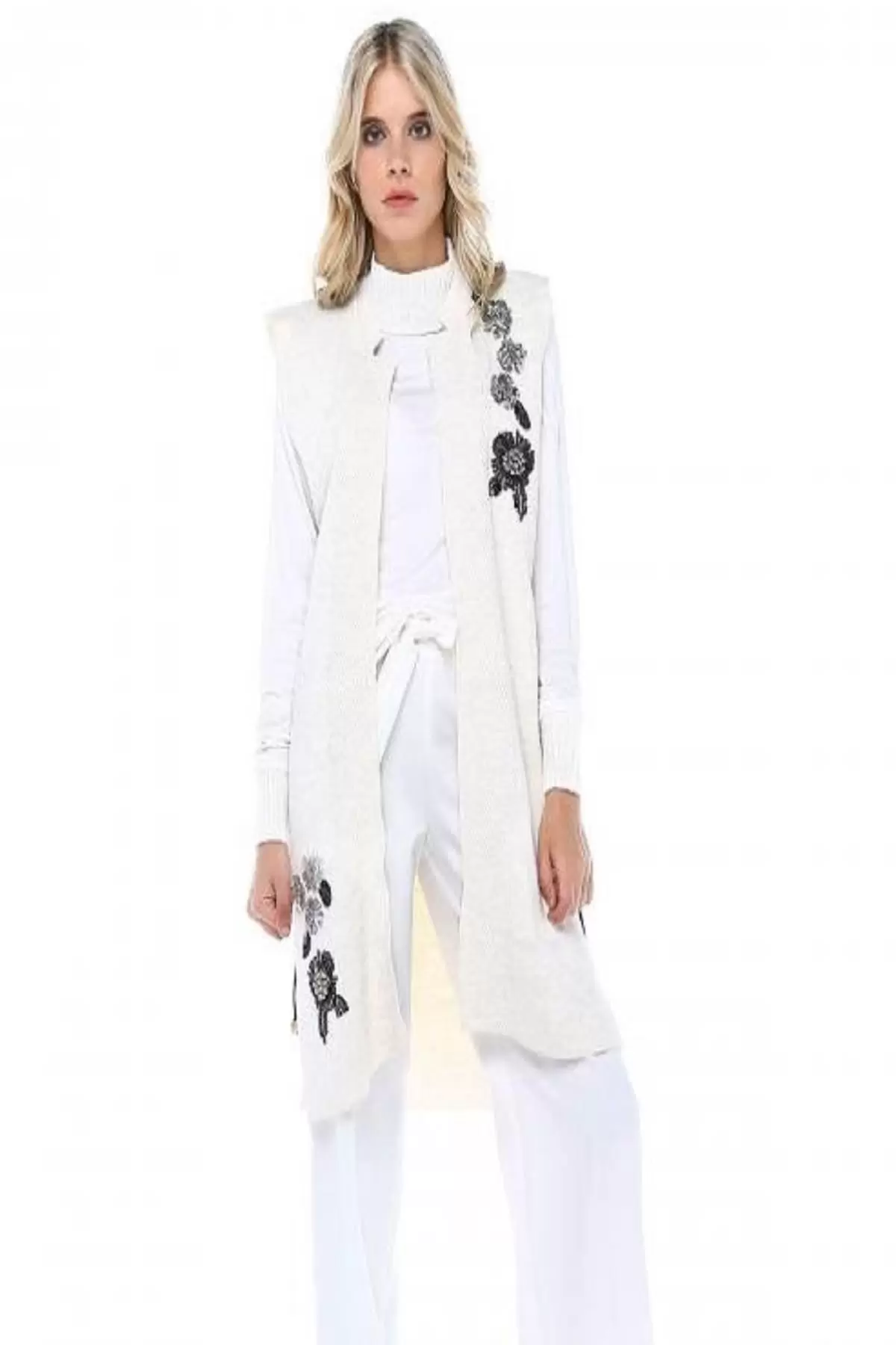 İncili ve Pullu Bej Triko Kadın Yelek