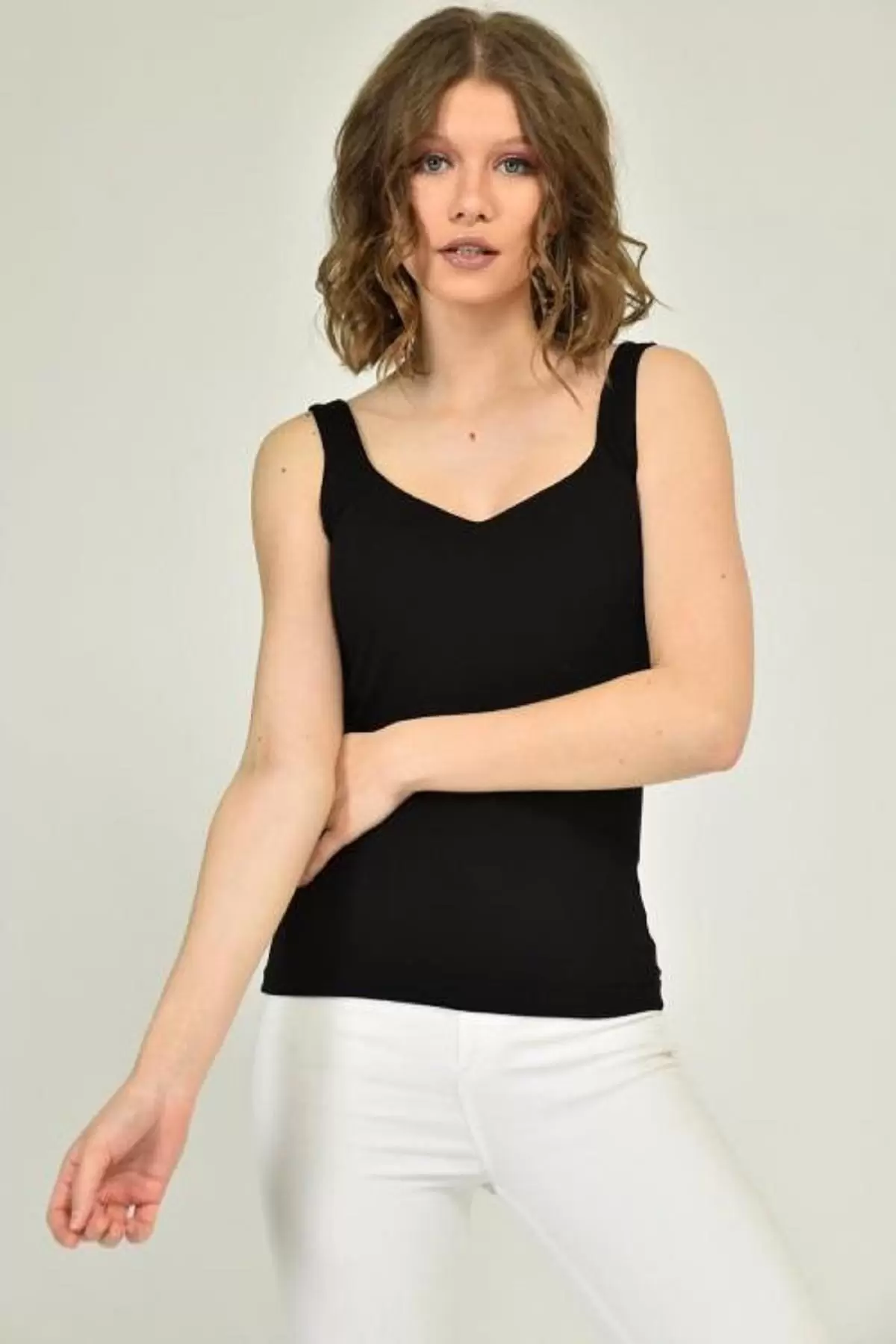 Kalın Askılı V Yaka Siyah Body Kadın Atlet