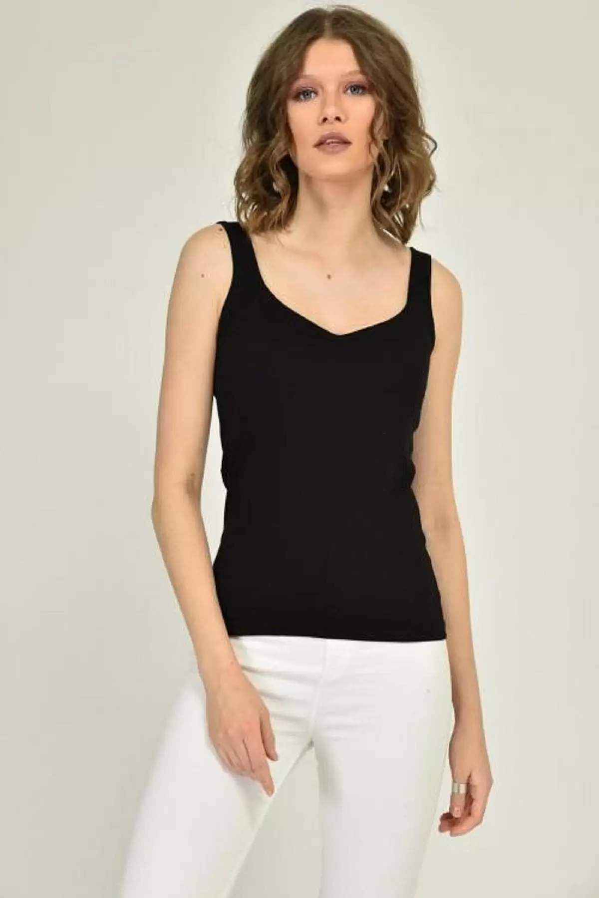 Kalın Askılı V Yaka Siyah Body Kadın Atlet