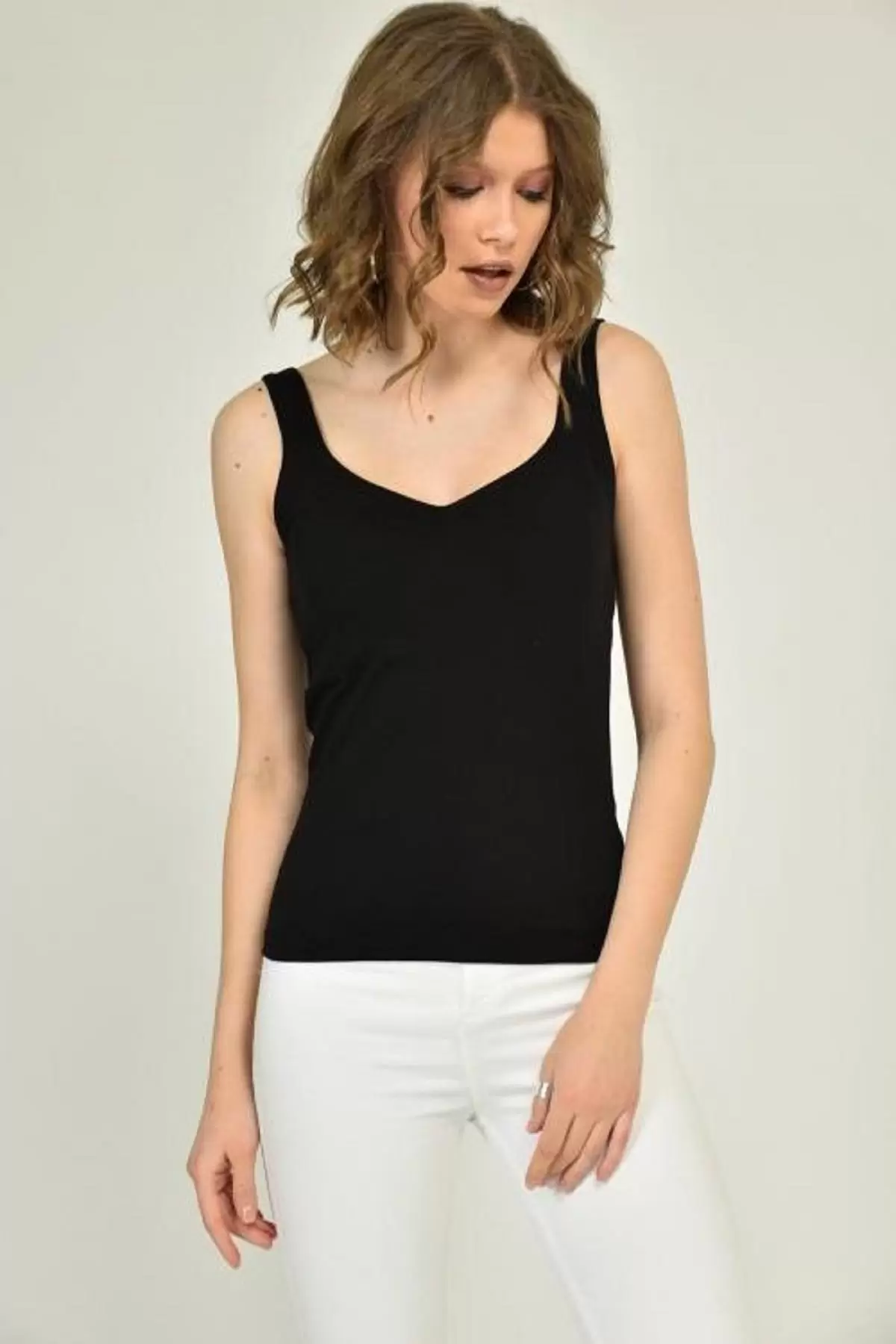 Kalın Askılı V Yaka Siyah Body Kadın Atlet