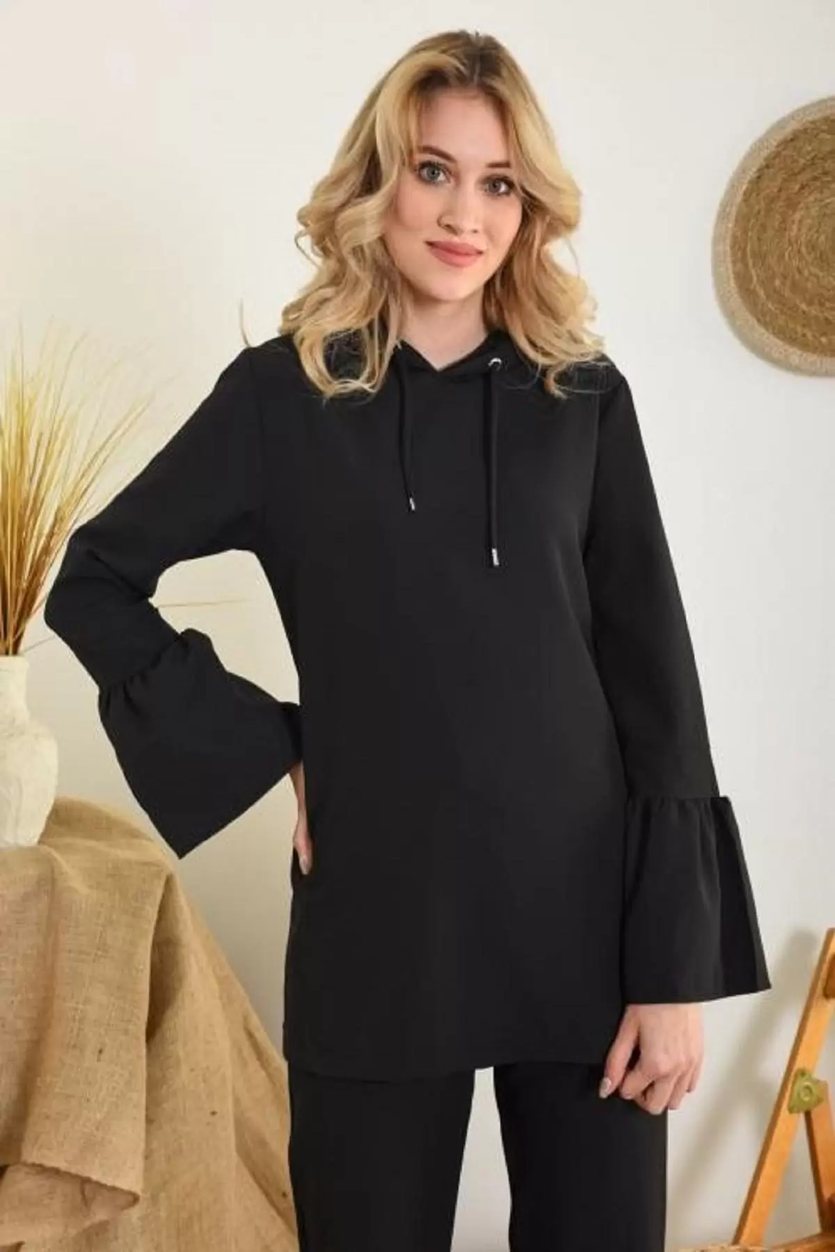 Kapüşonlu ve Bağcıklı Pile Kol Ağızlı Alt Üst Siyah Kadın Eşofman Takım