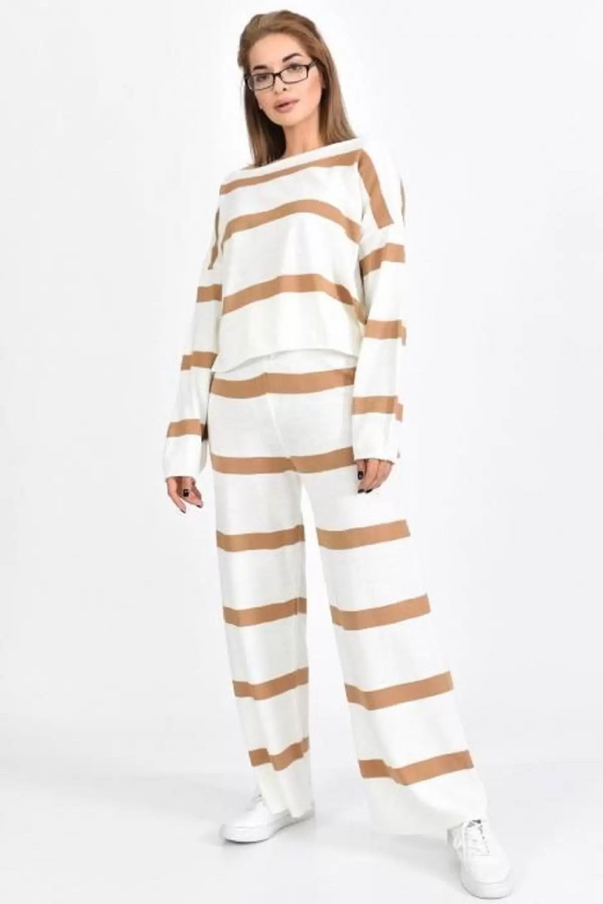 Kayık Yaka Çizgili ve Salaş Beyaz Triko Eşofman Takım