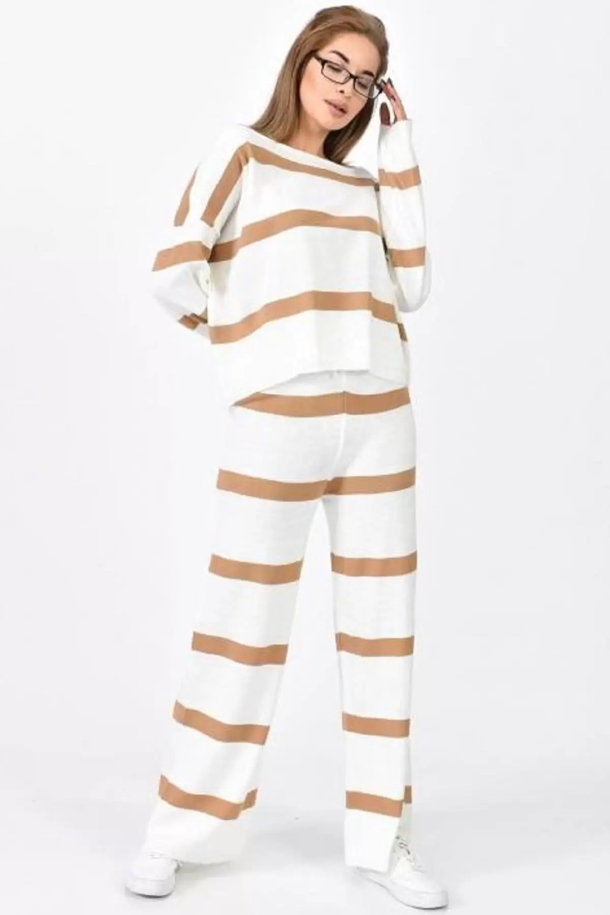 Kayık Yaka Çizgili ve Salaş Beyaz Triko Eşofman Takım