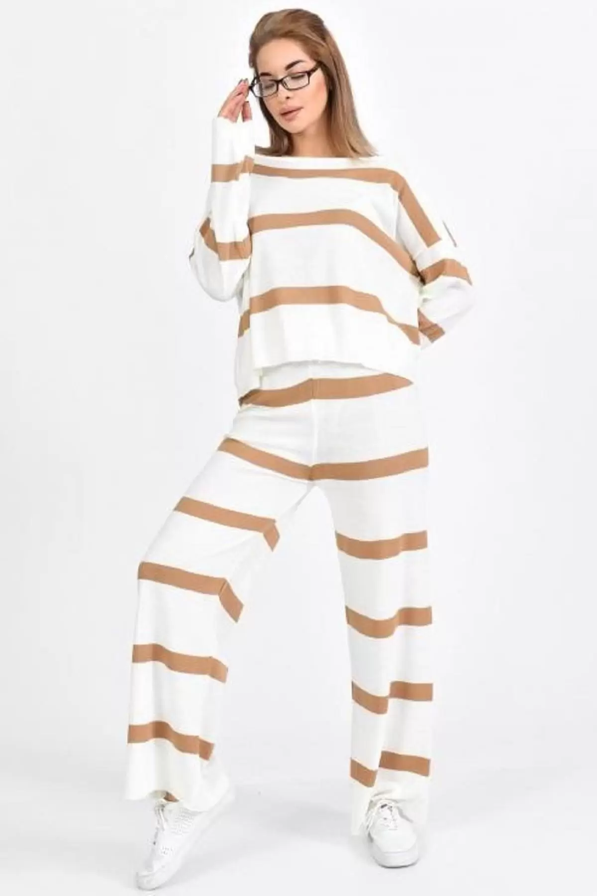 Kayık Yaka Çizgili ve Salaş Beyaz Triko Eşofman Takım