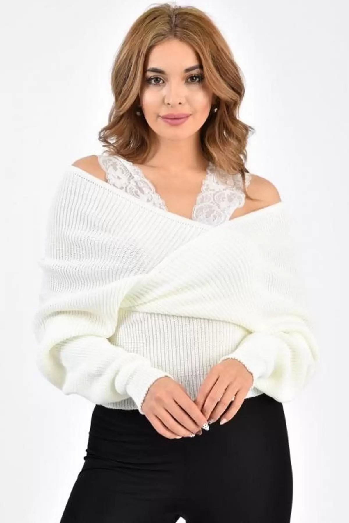 Kayık Yaka Dantel Detaylı Askılı Beyaz Triko Kadın Bluz