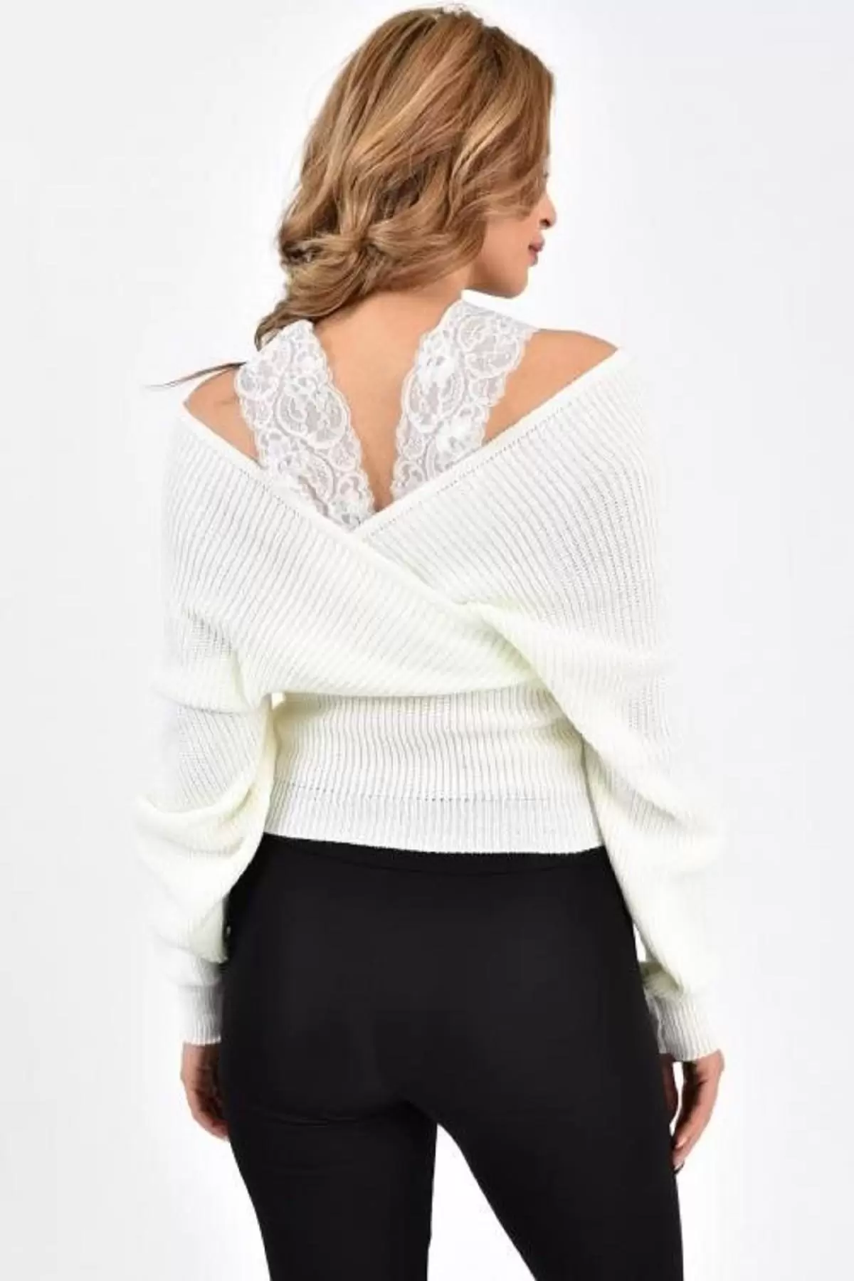 Kayık Yaka Dantel Detaylı Askılı Beyaz Triko Kadın Bluz