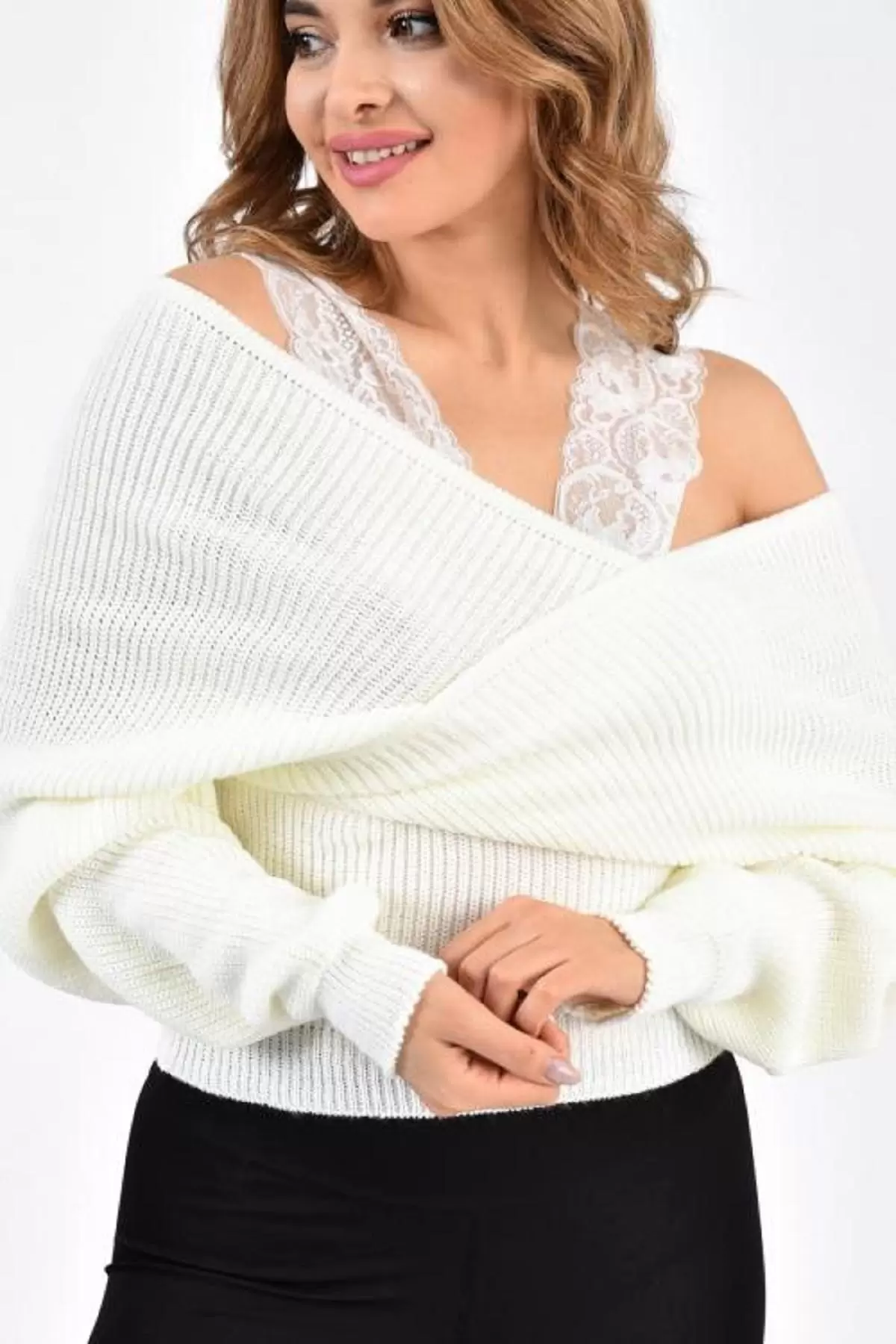 Kayık Yaka Dantel Detaylı Askılı Beyaz Triko Kadın Bluz