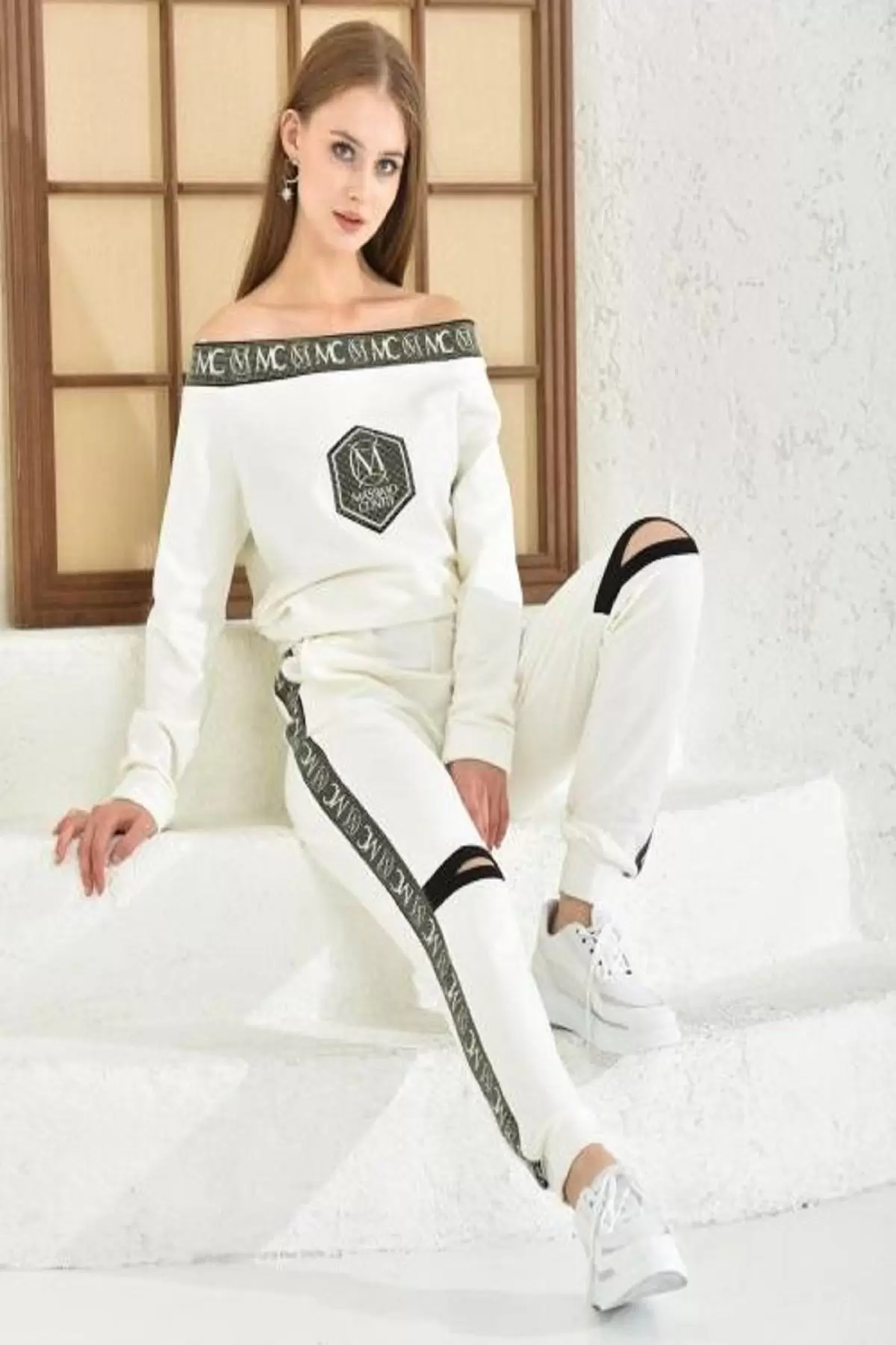 Kayık Yaka Taşlı Uzun Kollu Beyaz Kadın Eşofman