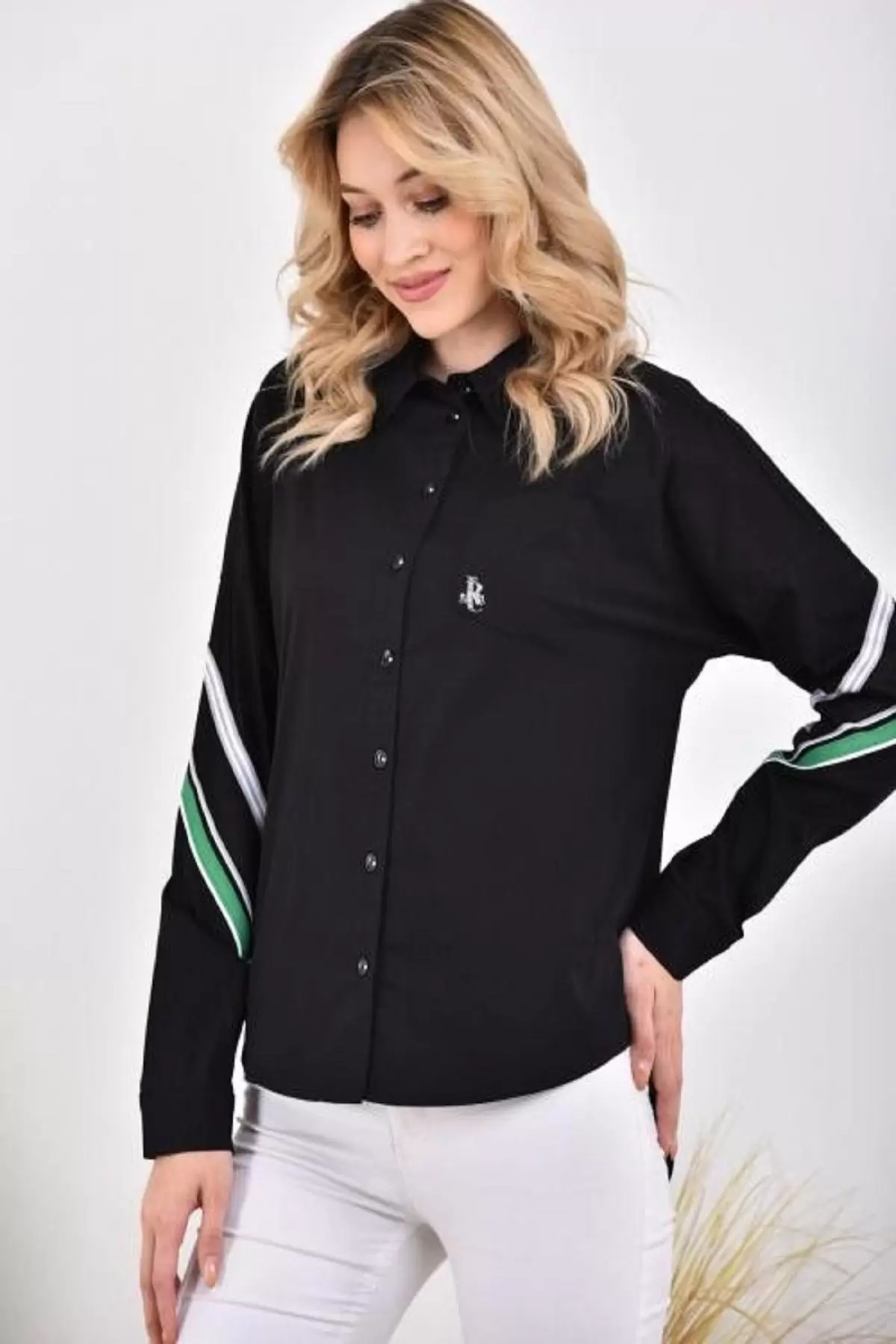 Kol ve Arka Şeritli Yarasa Kollu Armalı Siyah Kadın Gömlek