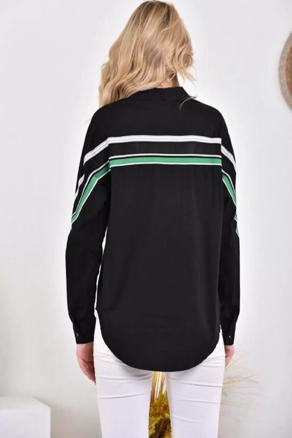 Kol ve Arka Şeritli Yarasa Kollu Armalı Siyah Kadın Gömlek