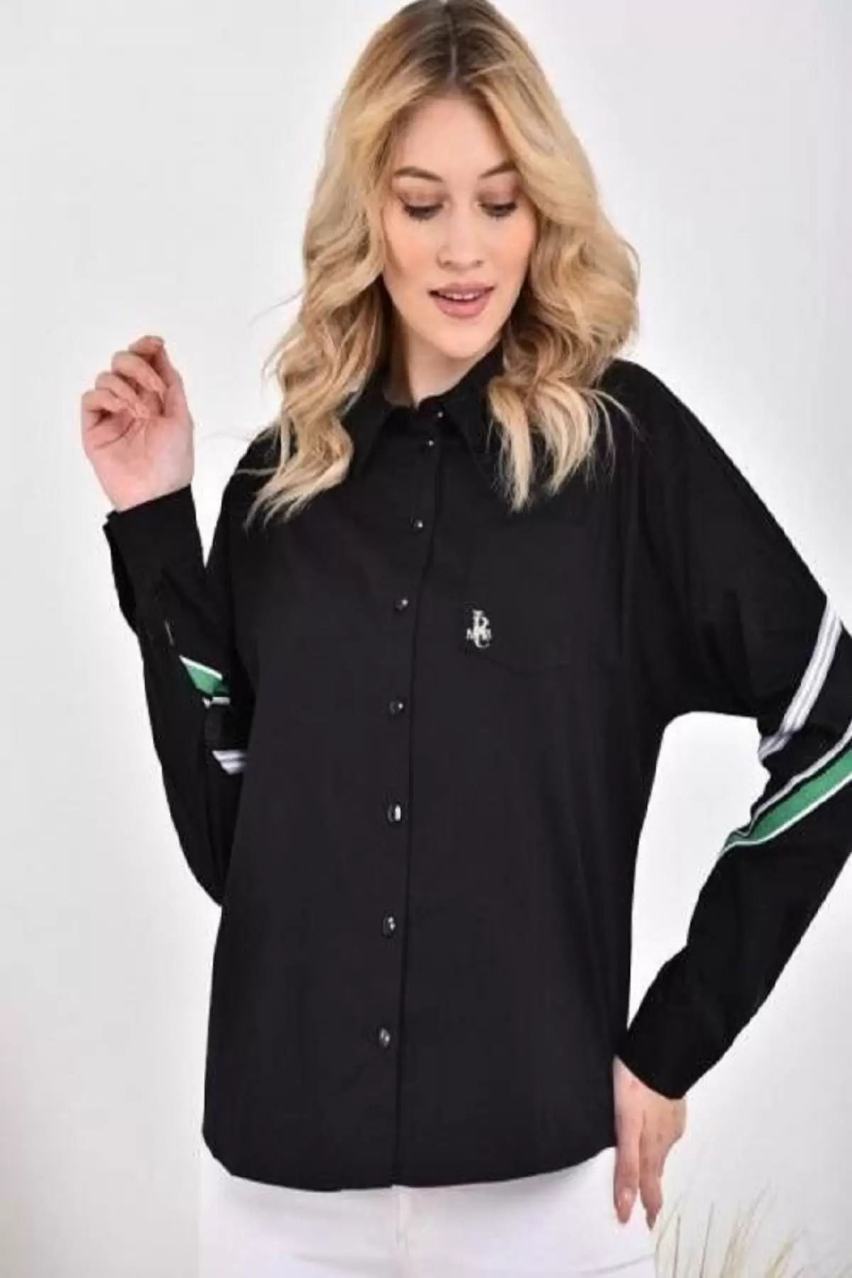 Kol ve Arka Şeritli Yarasa Kollu Armalı Siyah Kadın Gömlek