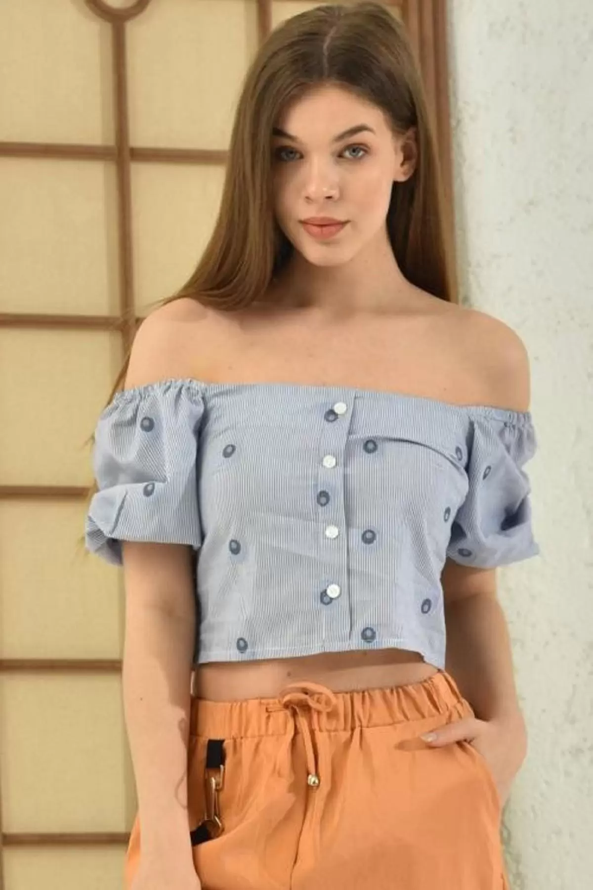 Omzu Açık Puantiyeli Mavi Kadın Crop Bluz