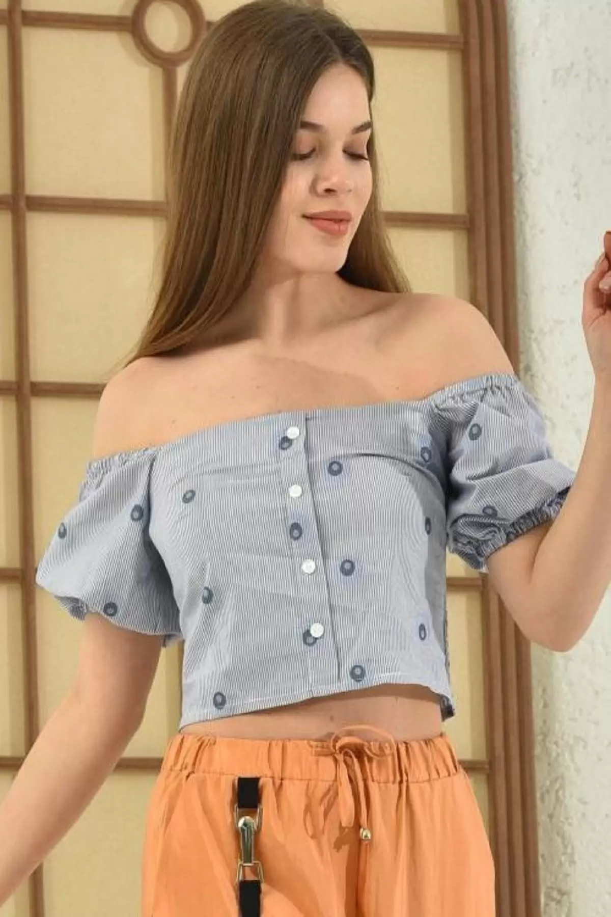 Omzu Açık Puantiyeli Mavi Kadın Crop Bluz