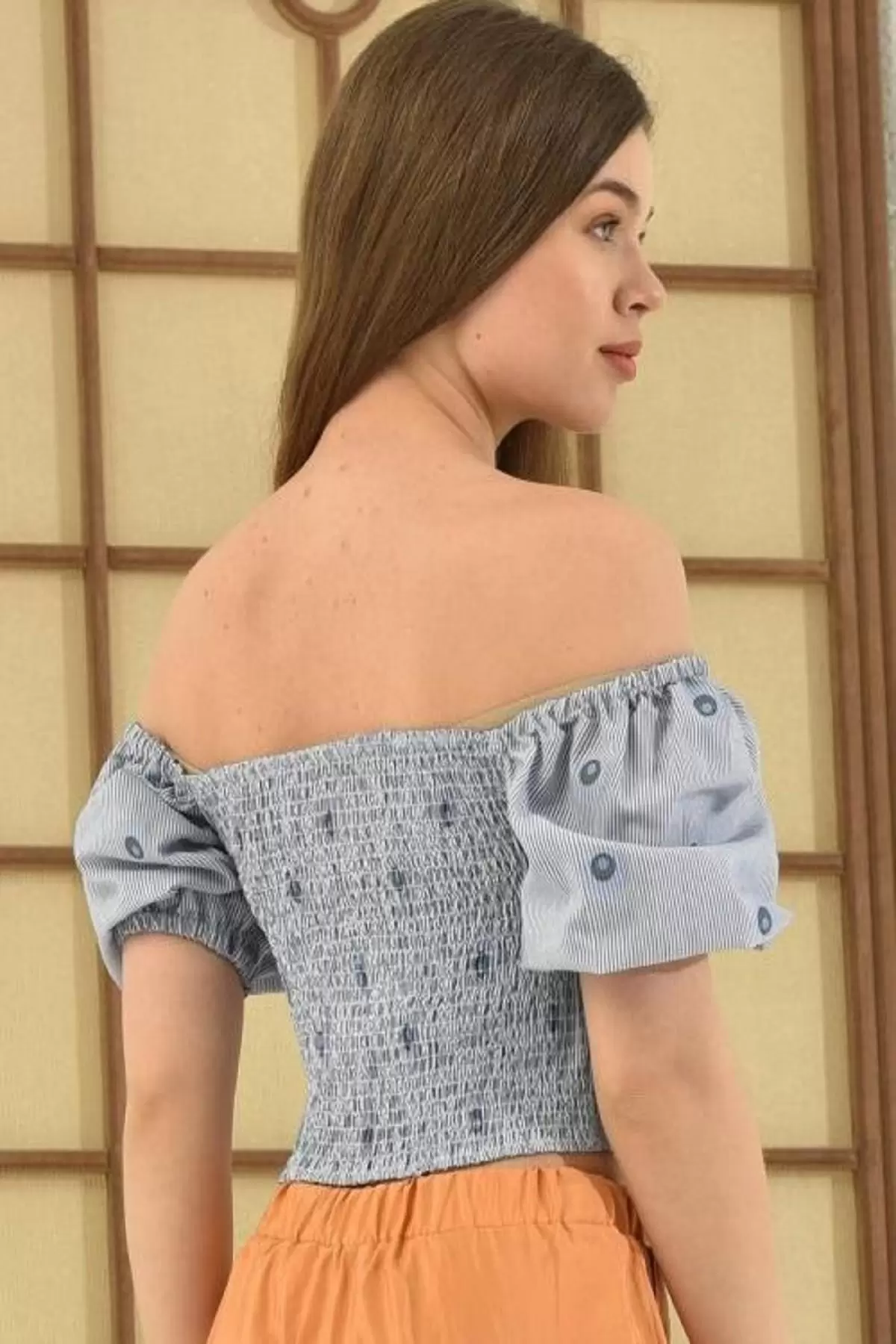 Omzu Açık Puantiyeli Mavi Kadın Crop Bluz