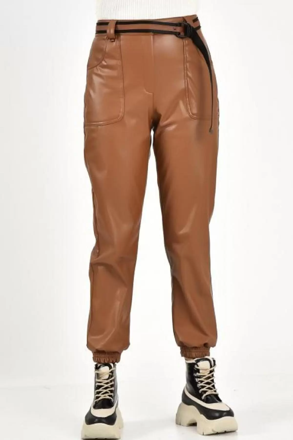 Önden Cepli ve Kemerli Paça Lastikli Taba Kadın Deri Pantolon