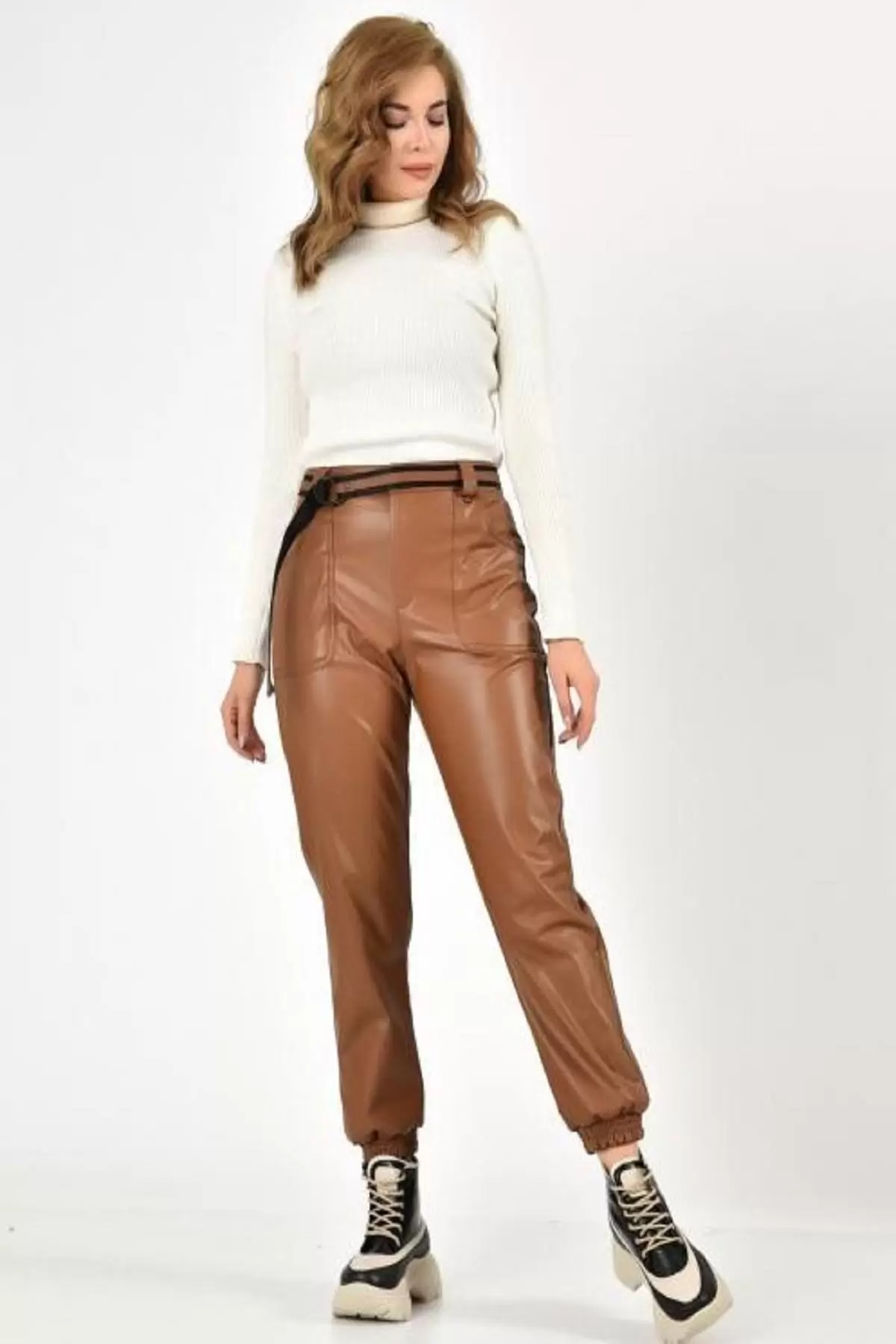 Önden Cepli ve Kemerli Paça Lastikli Taba Kadın Deri Pantolon