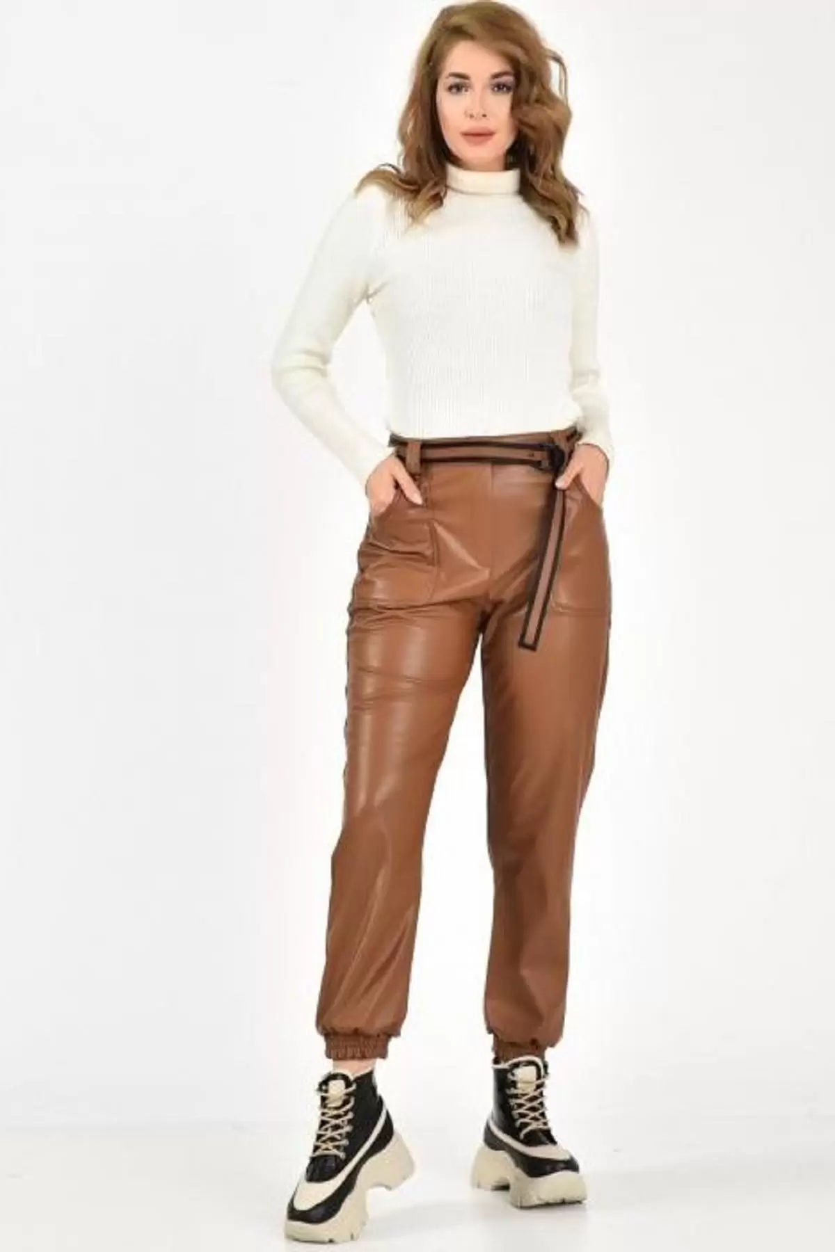 Önden Cepli ve Kemerli Paça Lastikli Taba Kadın Deri Pantolon