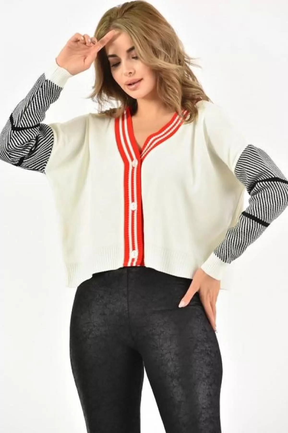 Önden Düğmeli Kırmızı Şeritli V Yaka Kısa Beyaz Kadın Hırka