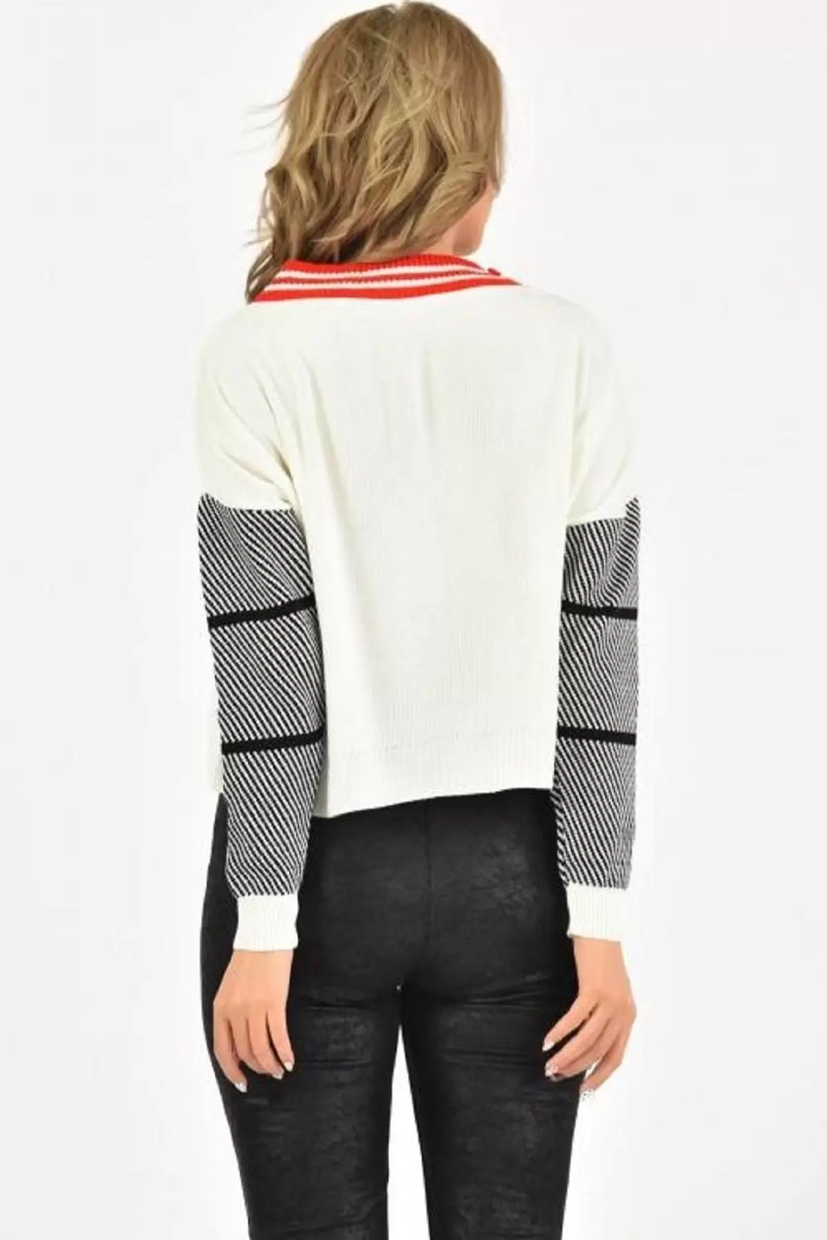 Önden Düğmeli Kırmızı Şeritli V Yaka Kısa Beyaz Kadın Hırka