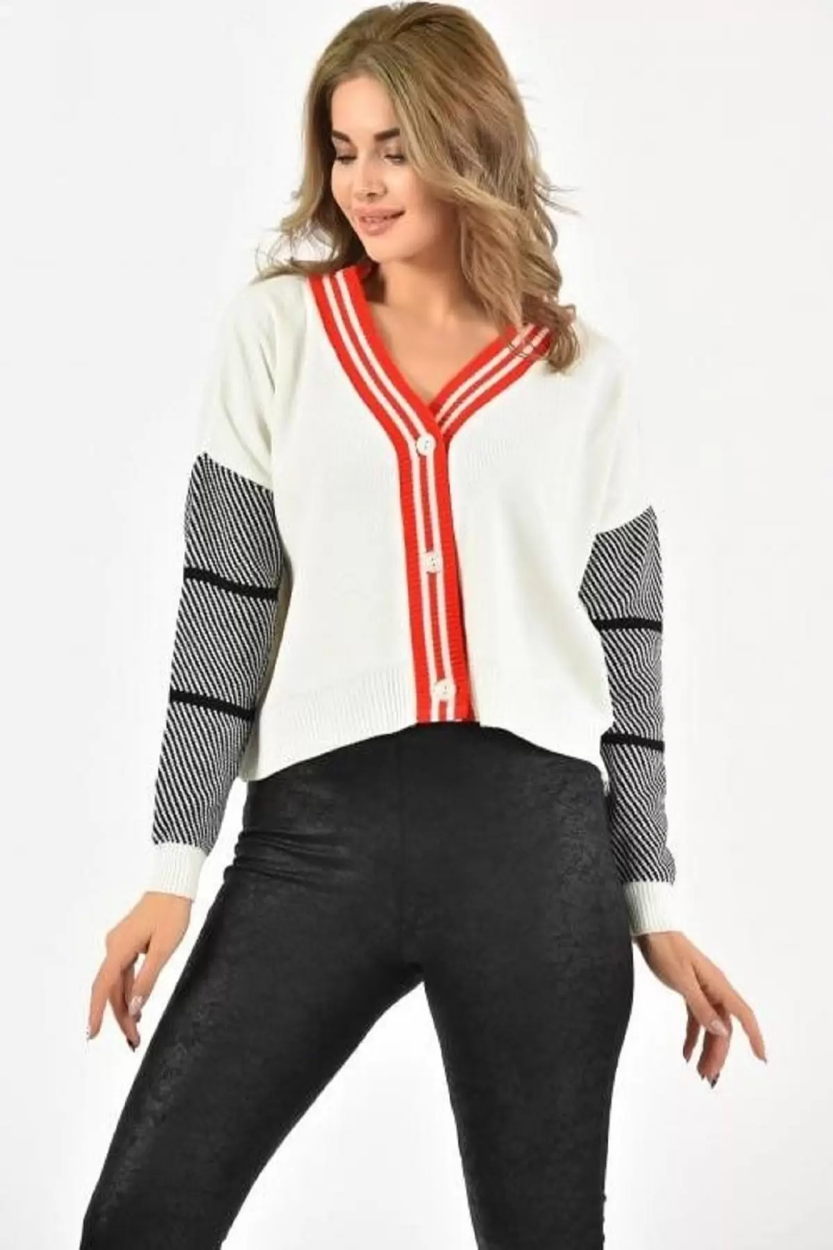 Önden Düğmeli Kırmızı Şeritli V Yaka Kısa Beyaz Kadın Hırka