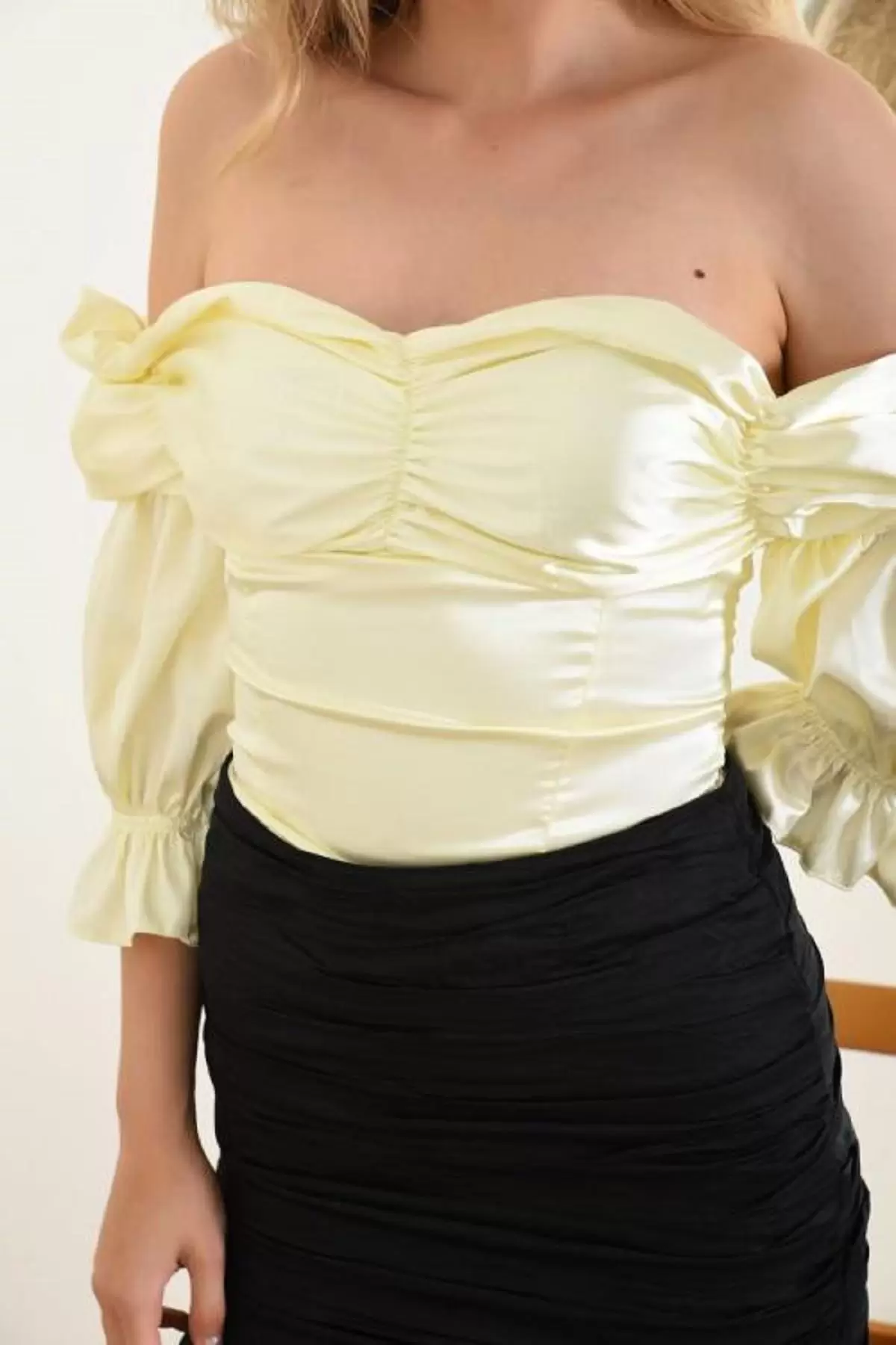 Straplez Yaka Prenses Kollu Saten Sarı Kadın Bluz