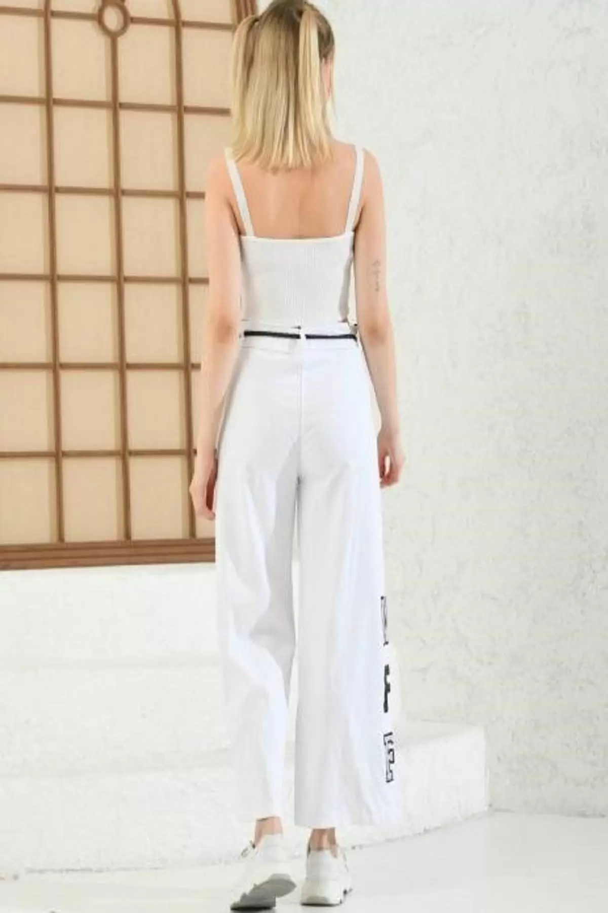 Taş İşlemeli Geniş Paçalı ve Deri Kemerli Beyaz Kadın Pantolon