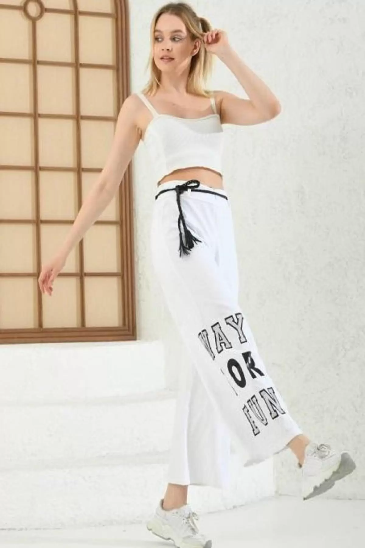 Taş İşlemeli Geniş Paçalı ve Deri Kemerli Beyaz Kadın Pantolon