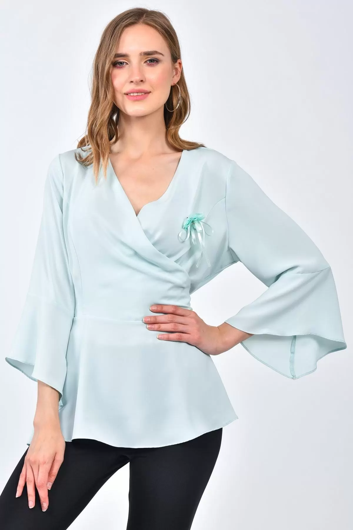 Uzun Yarasa Kol V Yaka Çiçek Aksesuarlı Mint Kadın Bluz